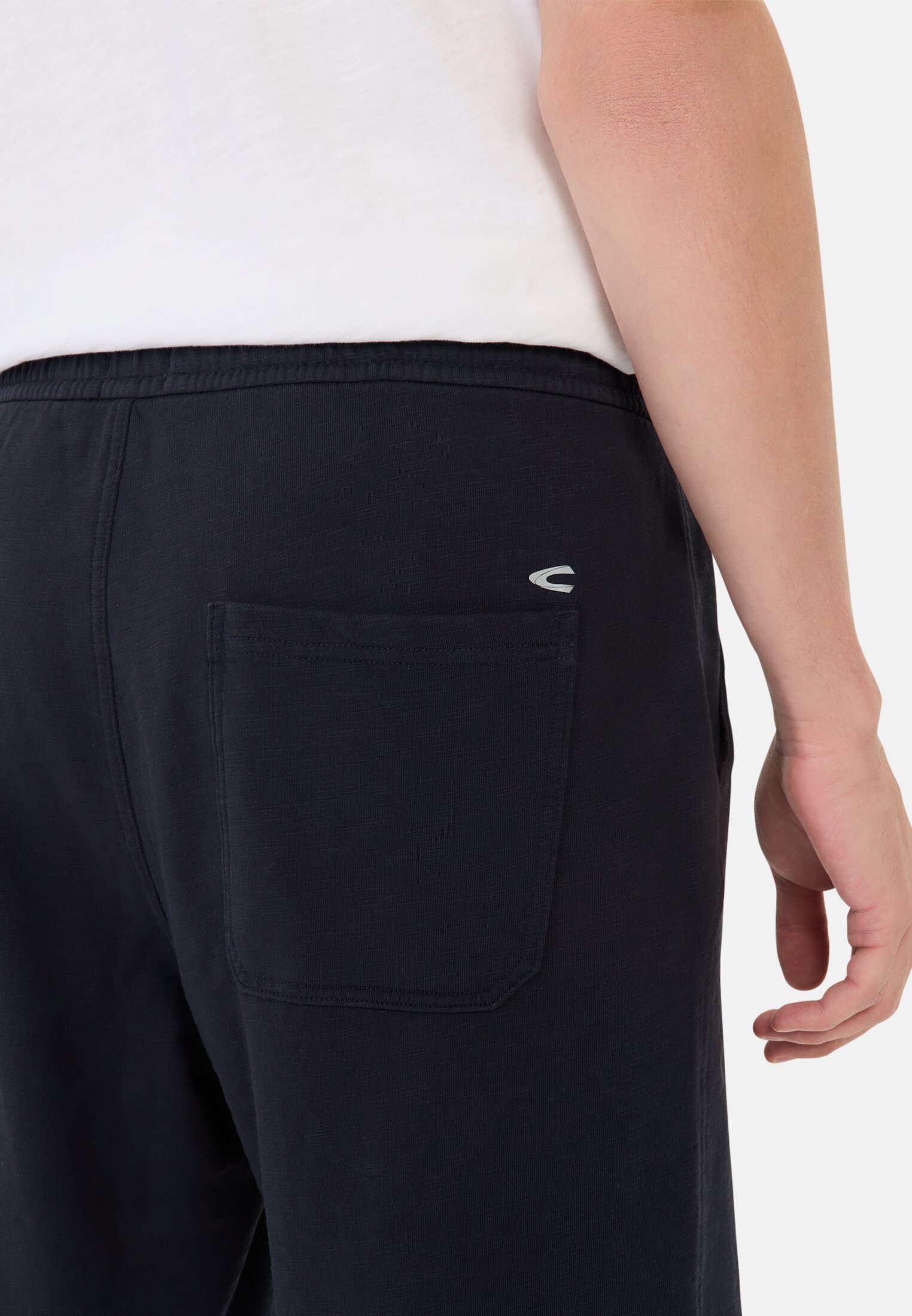 Herren Bermuda Shorts mit elastischem Bund Dunkelblau getragen detailliert nah