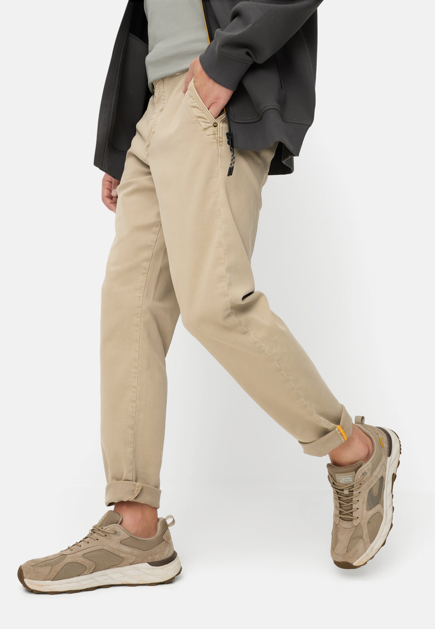 Heren fleXXXactive® Regular Fit Explorer Chino Beige gedragen emotional