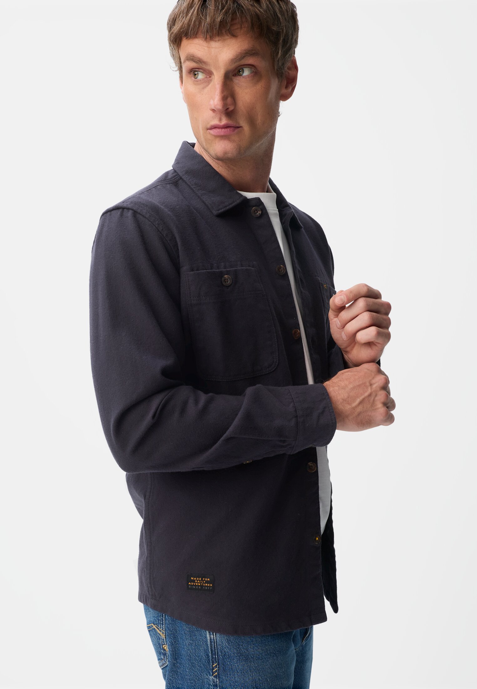 Herren Baumwollhemd mit Brusttasche Navyblau getragen emotional