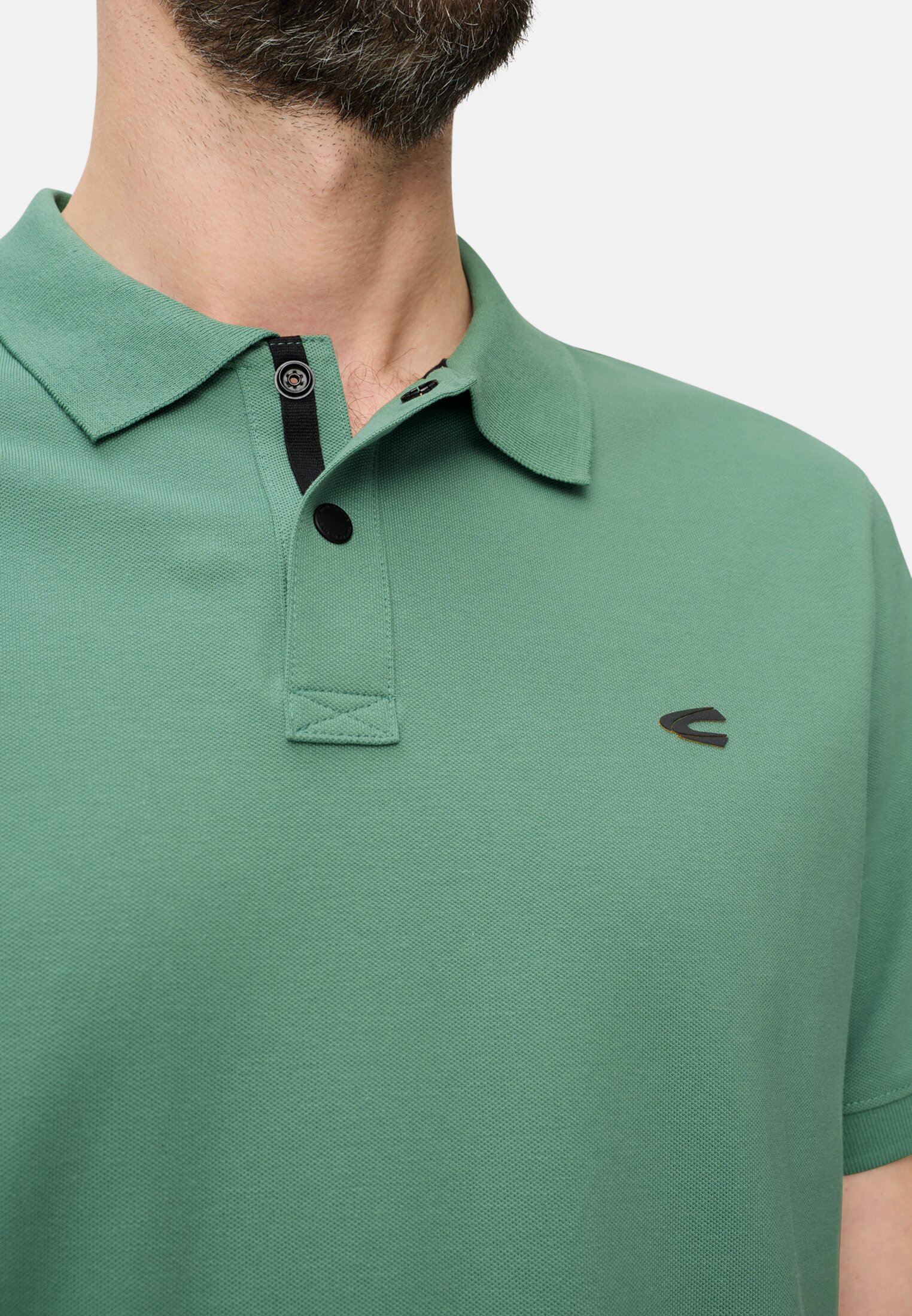 Heren Poloshirt met contrastdetails Lagunengroen gedragen detail dichtbij