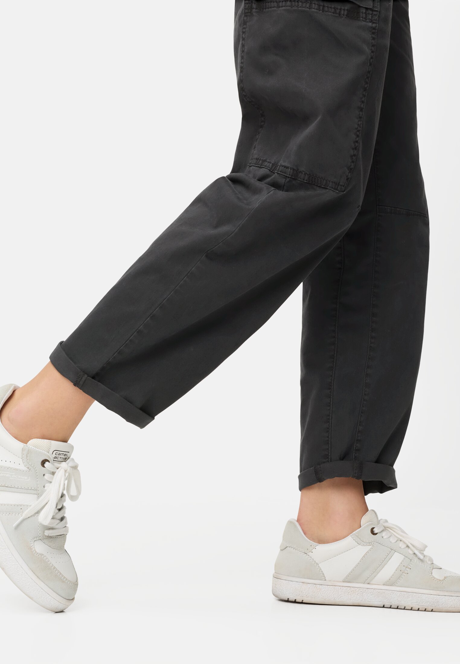 Damen Cargo Hose aus Baumwollmix Kaviar getragen detailliert nah