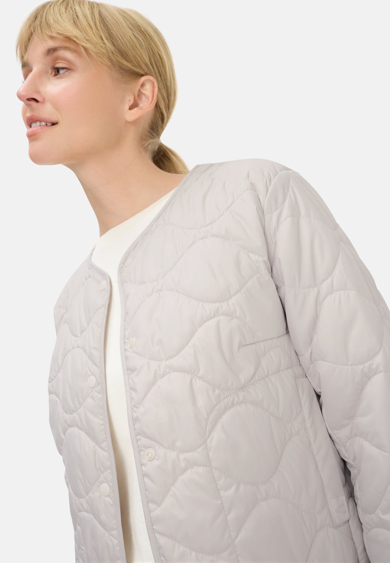 Damen Blouson mit Druckknopfleiste Perlweiß getragen emotional