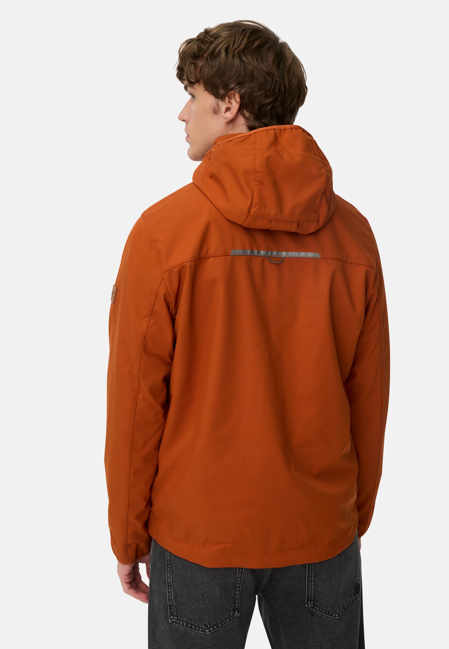 Heren Softshell jack met afneembare capuchon Kaneel gedragen achter
