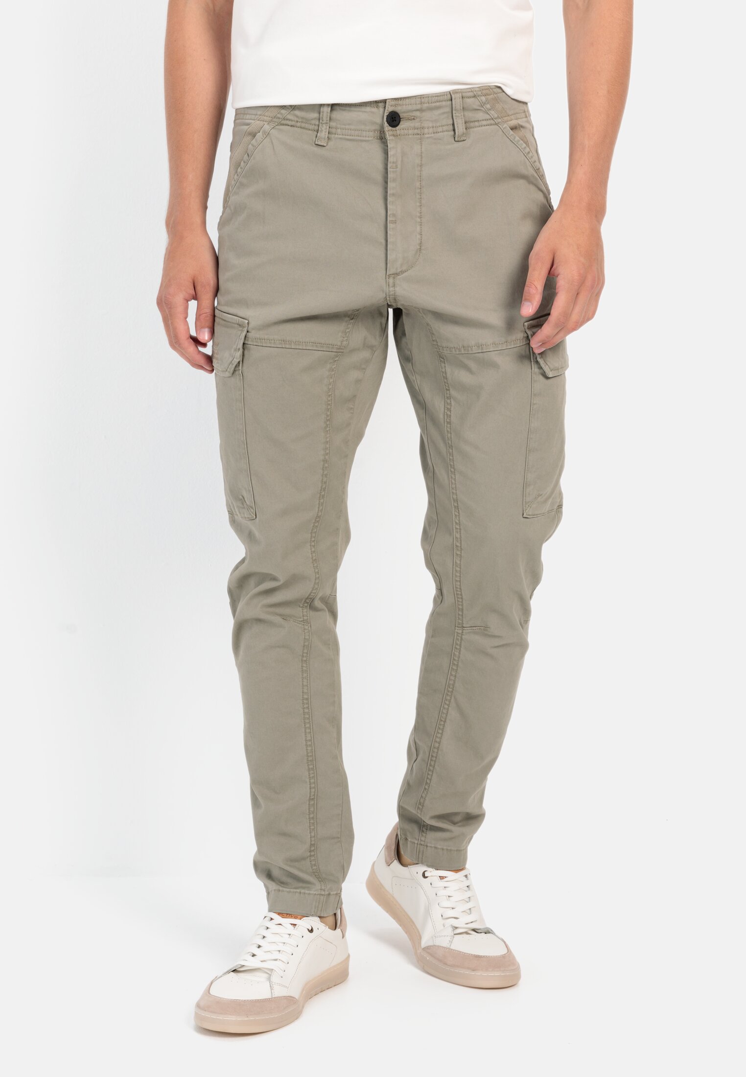 Heren Tapered fit cargobroek Khaki gedragen voor