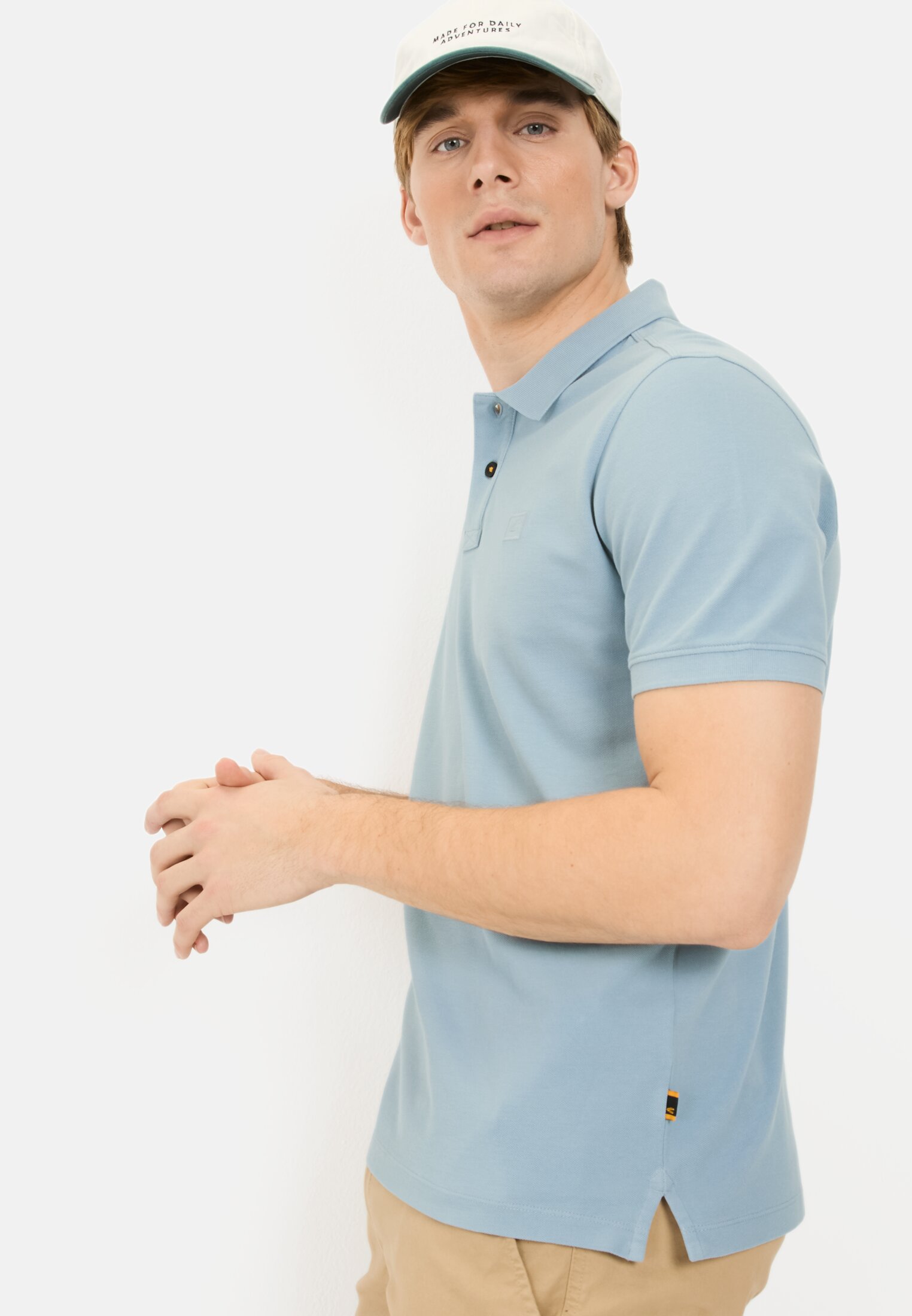 MI_09920-5P00-43_M4-00 Herren Kurzarm Poloshirt aus Baumwolle Blau getragen emotional