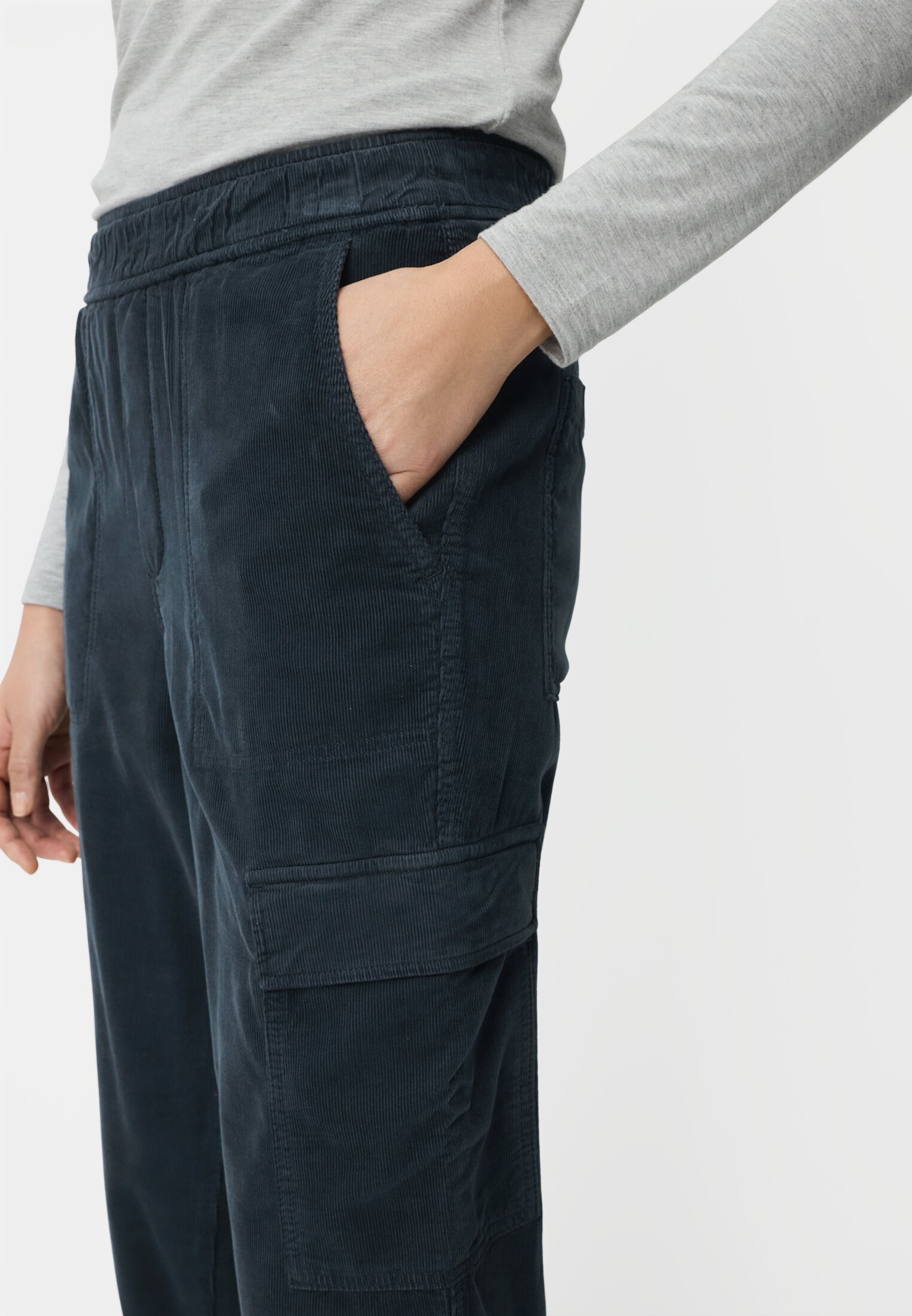 Damen Cargo-Hose aus reiner Baumwolle Nachtblau getragen detailliert nah