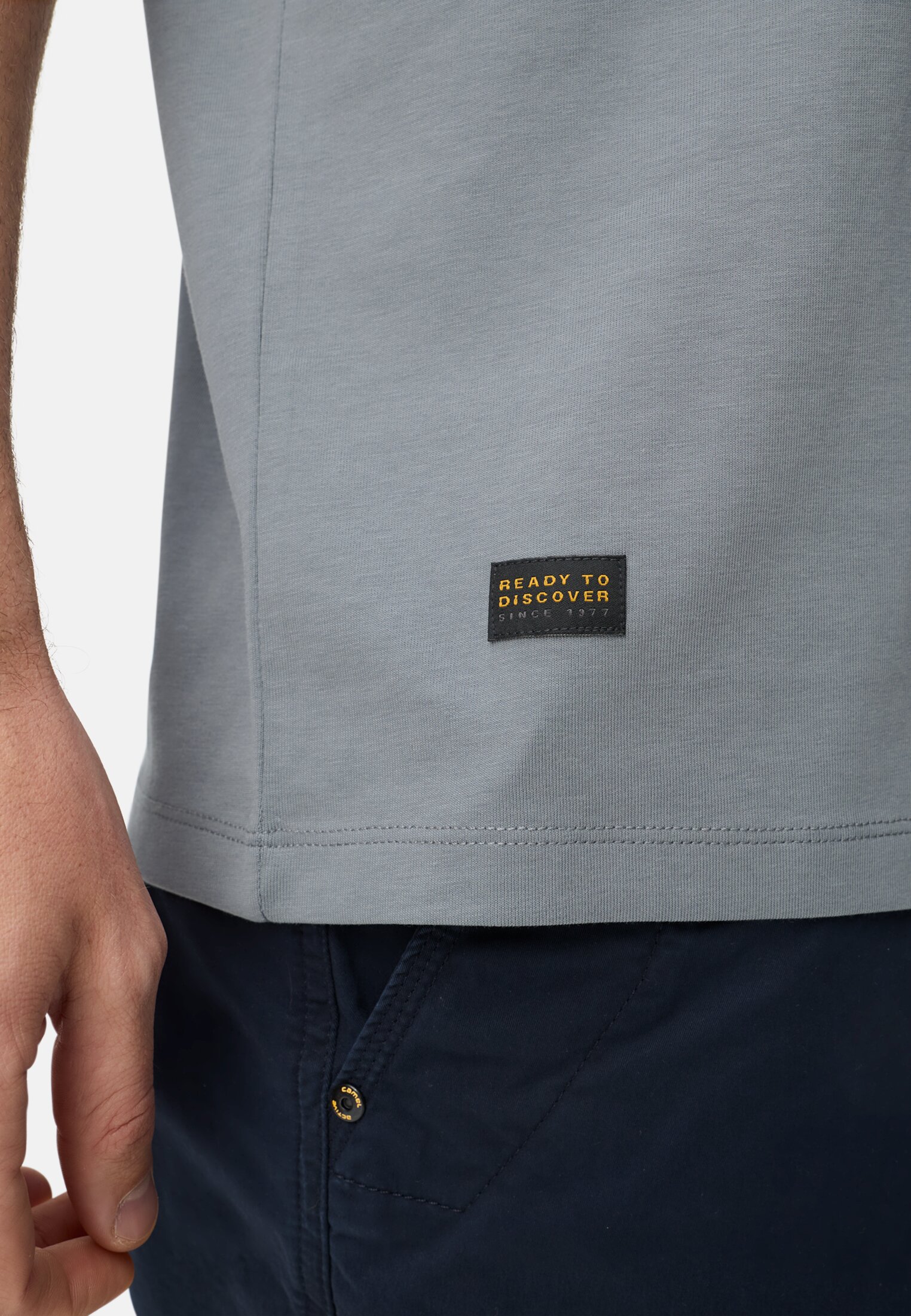 Herren fleXXXactive® T-Shirt mit Rundhalsausschnitt Stormy getragen detailliert nah