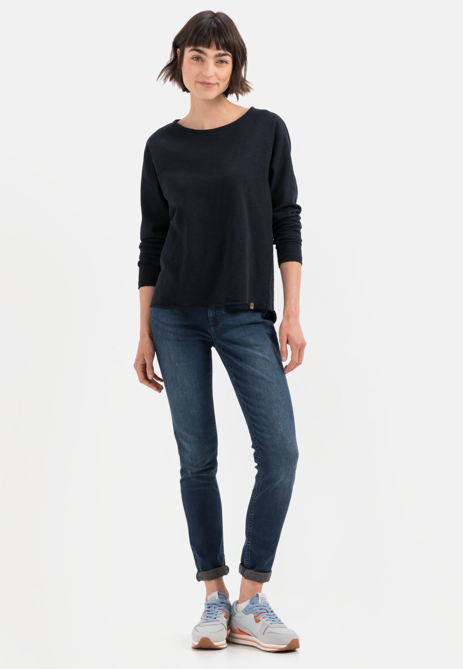 Damen Slim Fit Jeans Blau getragen vorne Ganzkörper