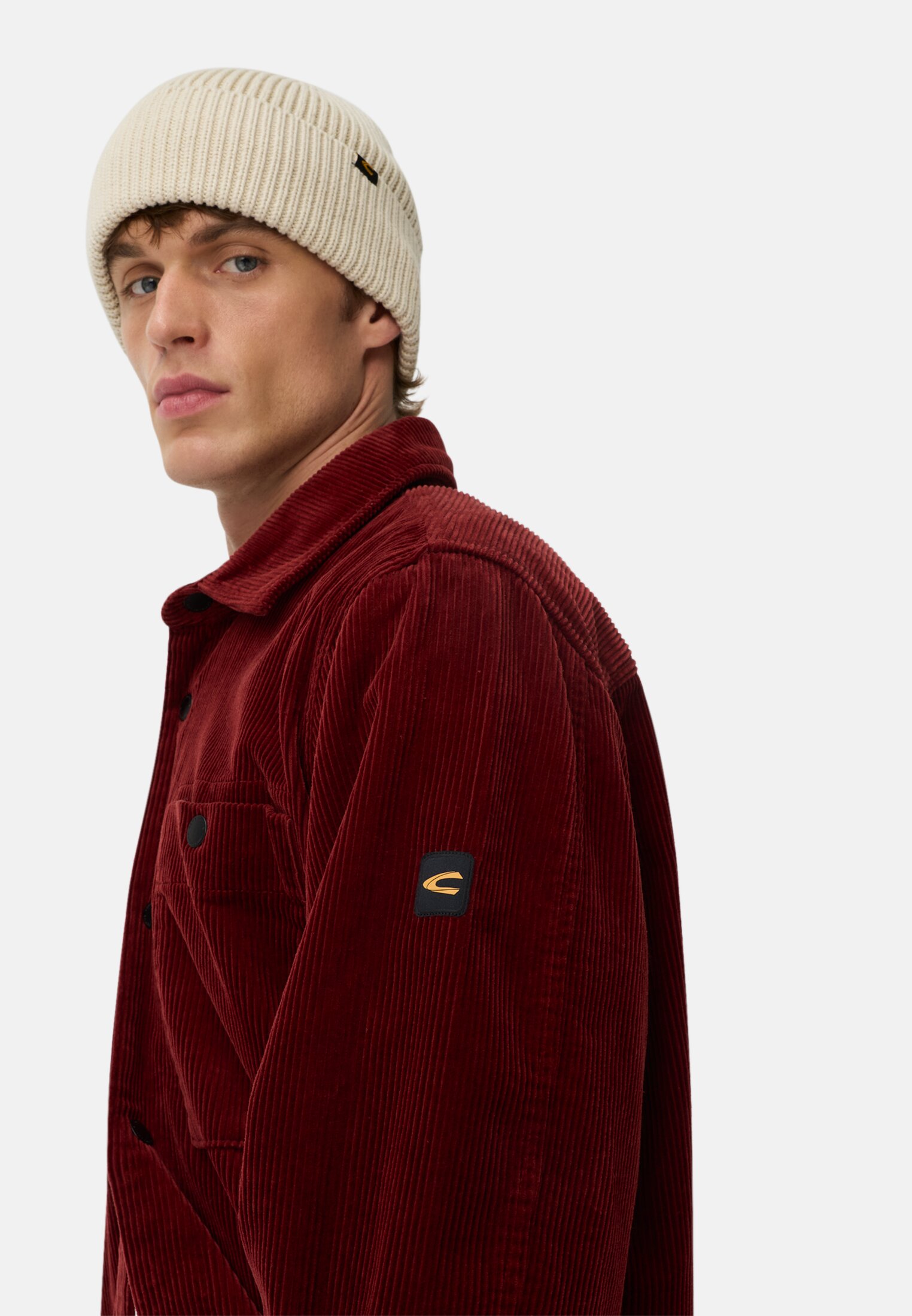 Herren Cord Overshirt mit Druckknöpfen Bernsteinrot getragen detailliert nah