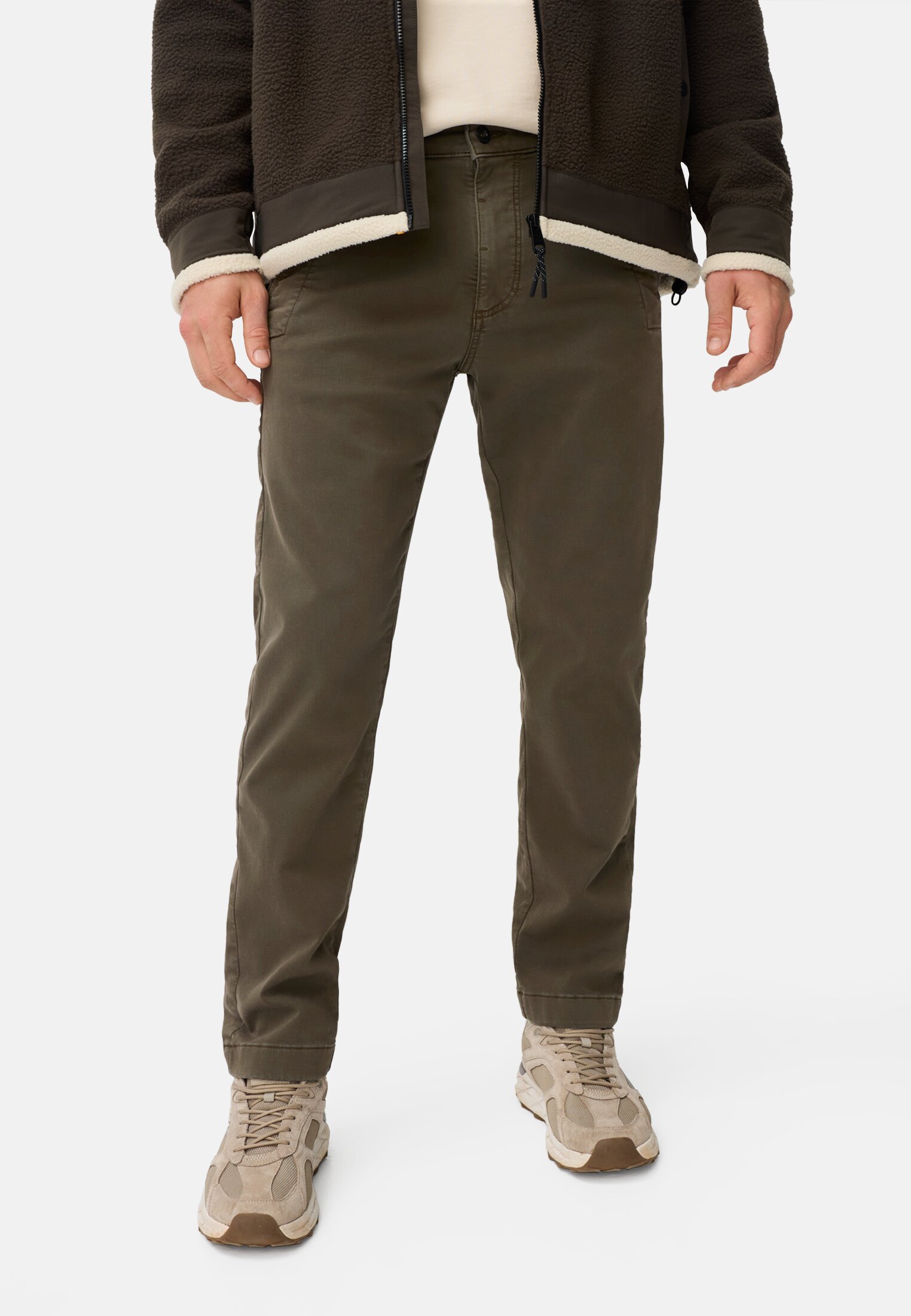 Herren fleXXXactive® Chino Regular Fit aus Baumwollmix Dunkelbraun getragen vorn