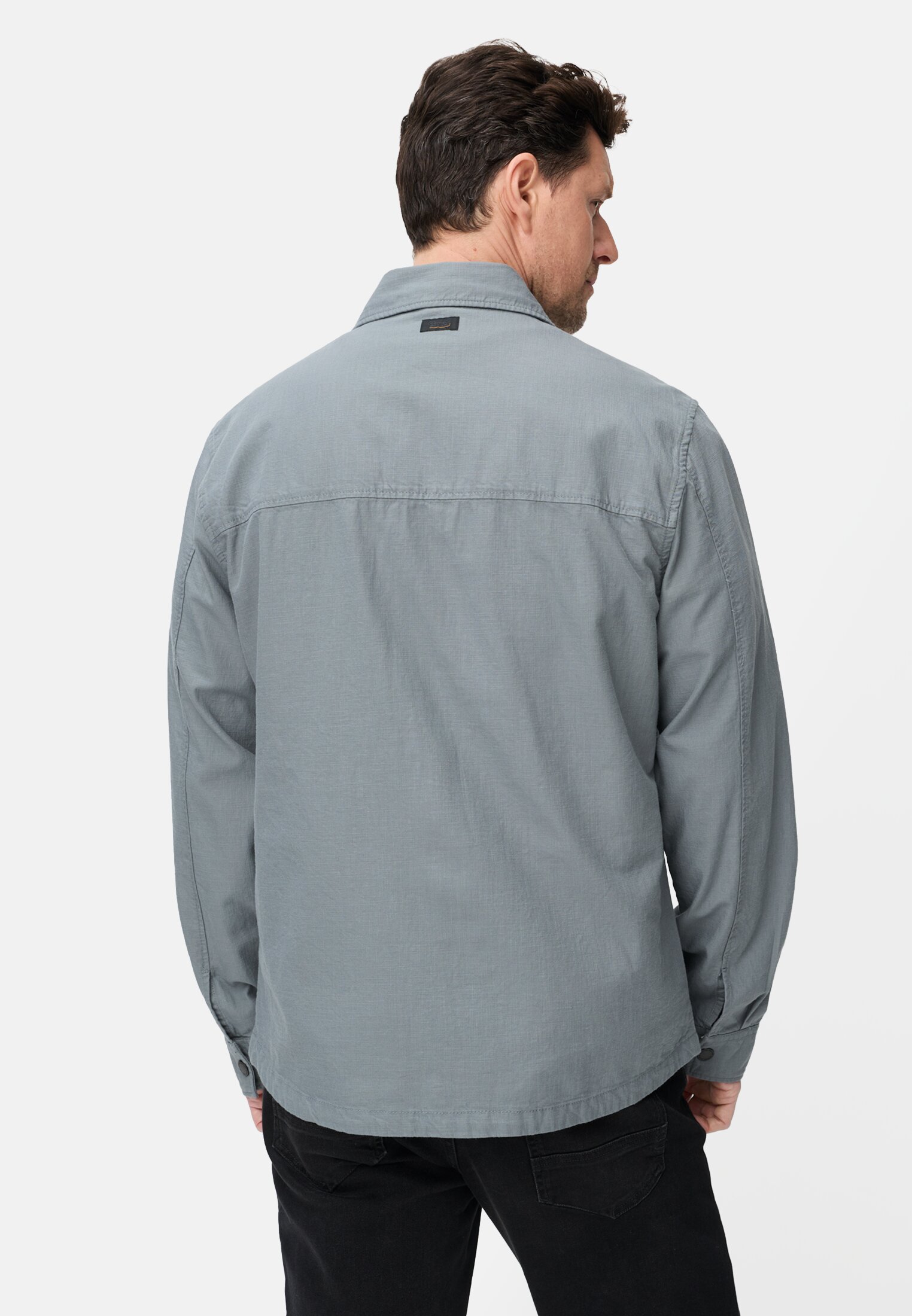 Herren Overshirt mit Taschen Sturmblau getragen hinten