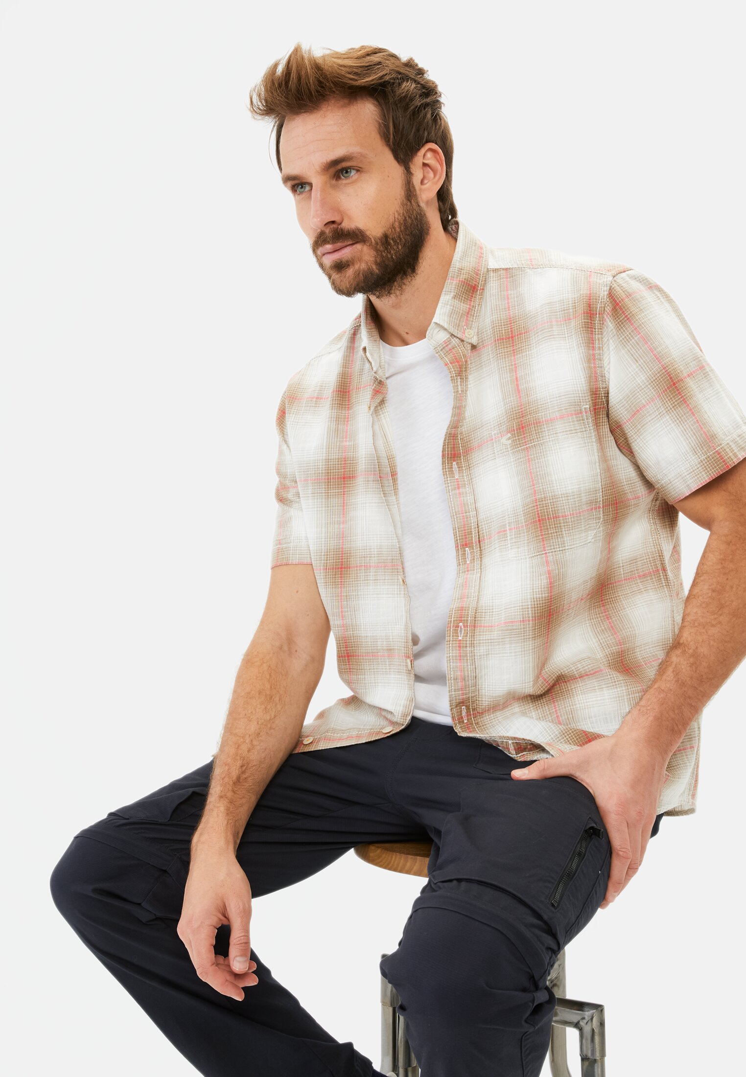 MI_09261-5S61-50_M4-00 Men Checked short-sleeve shirt made of pure cotton Sunfaded Red worn emotional