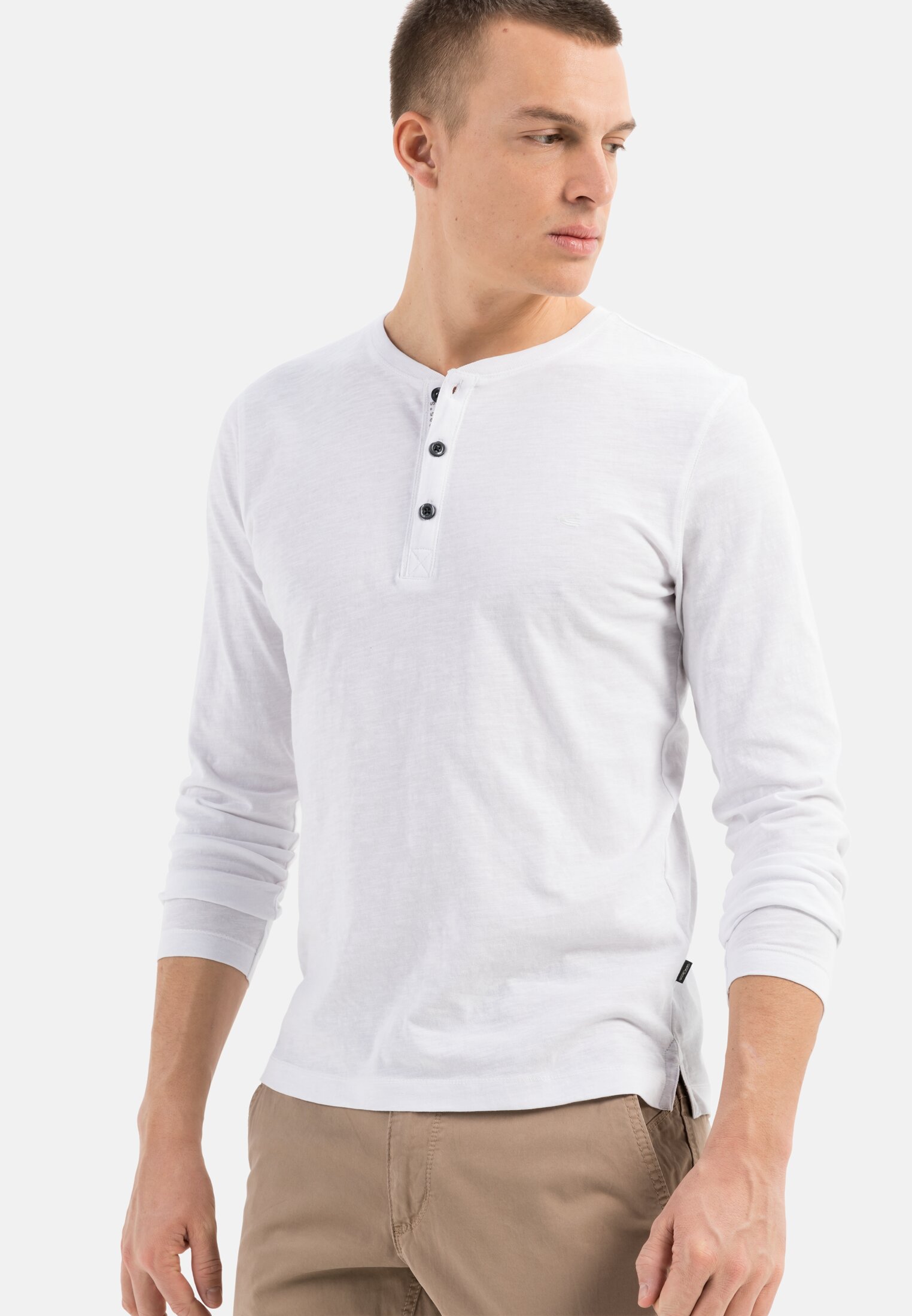Men Lightweight long-sleeved shirt with henley collar in pure organic cotton White worn emotional