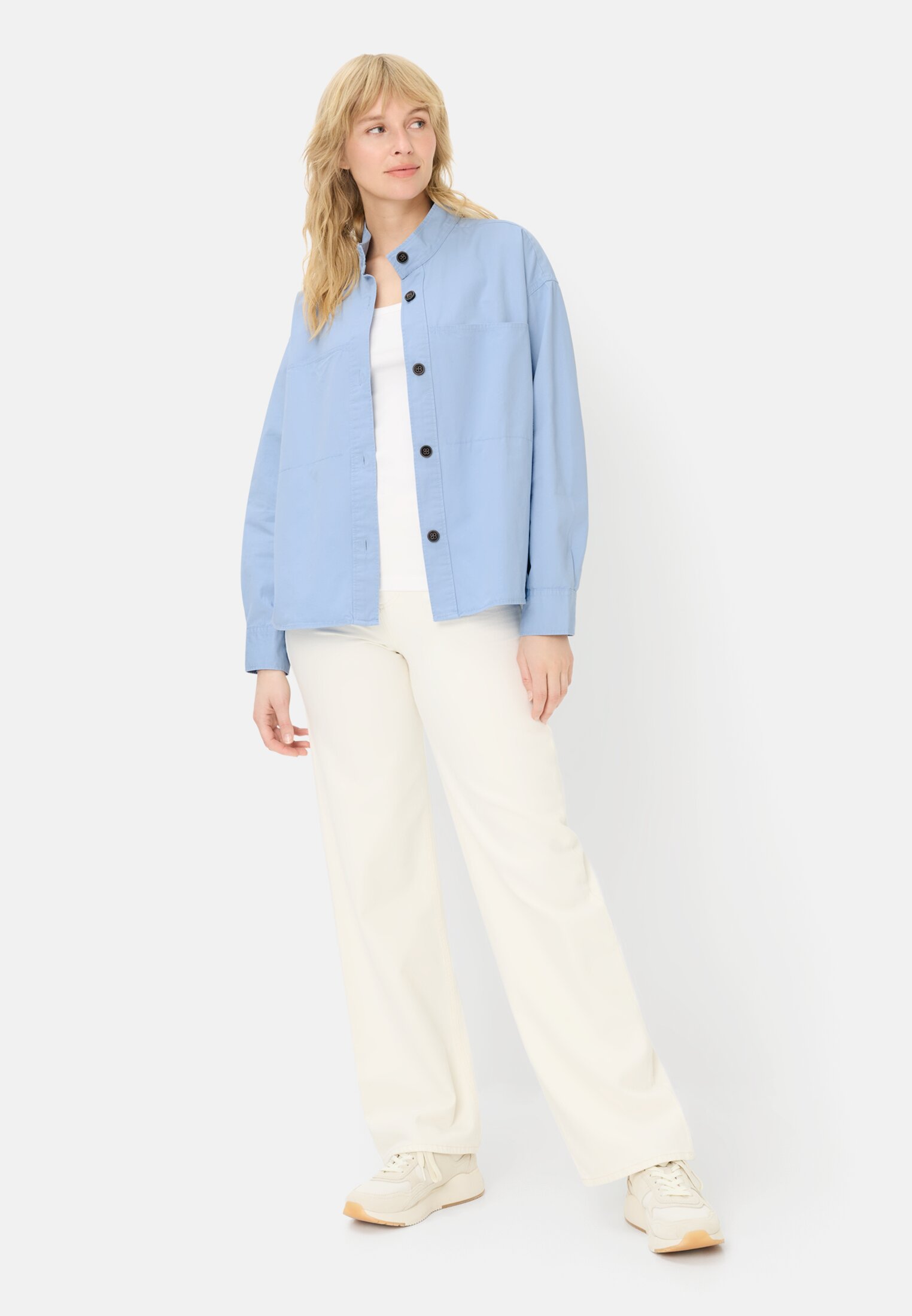 Damen Langarmbluse mit Stehkragen Hellblau getragen vorne Ganzkörper