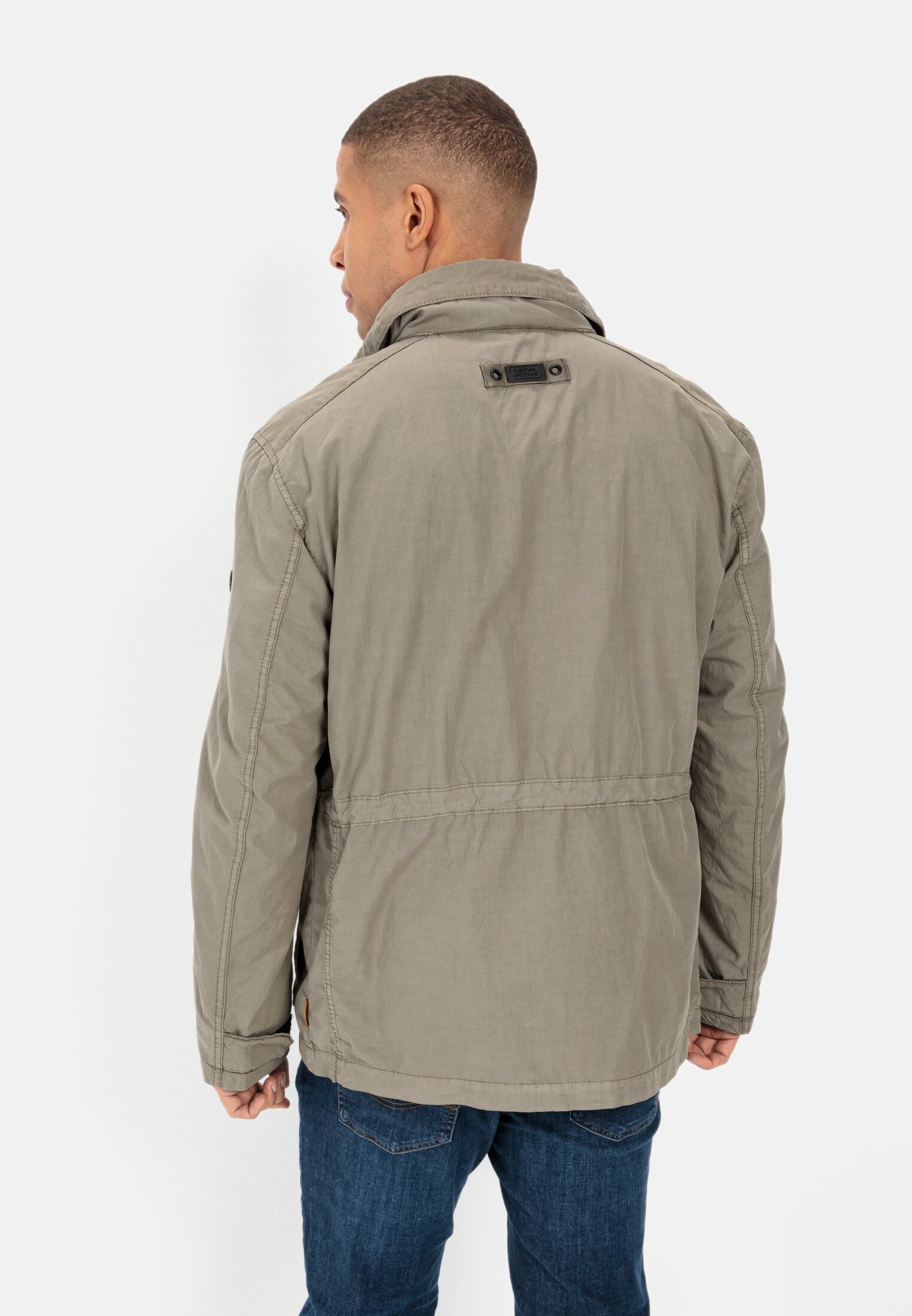Herren Fieldjacket aus reiner Baumwolle Khaki getragen hinten
