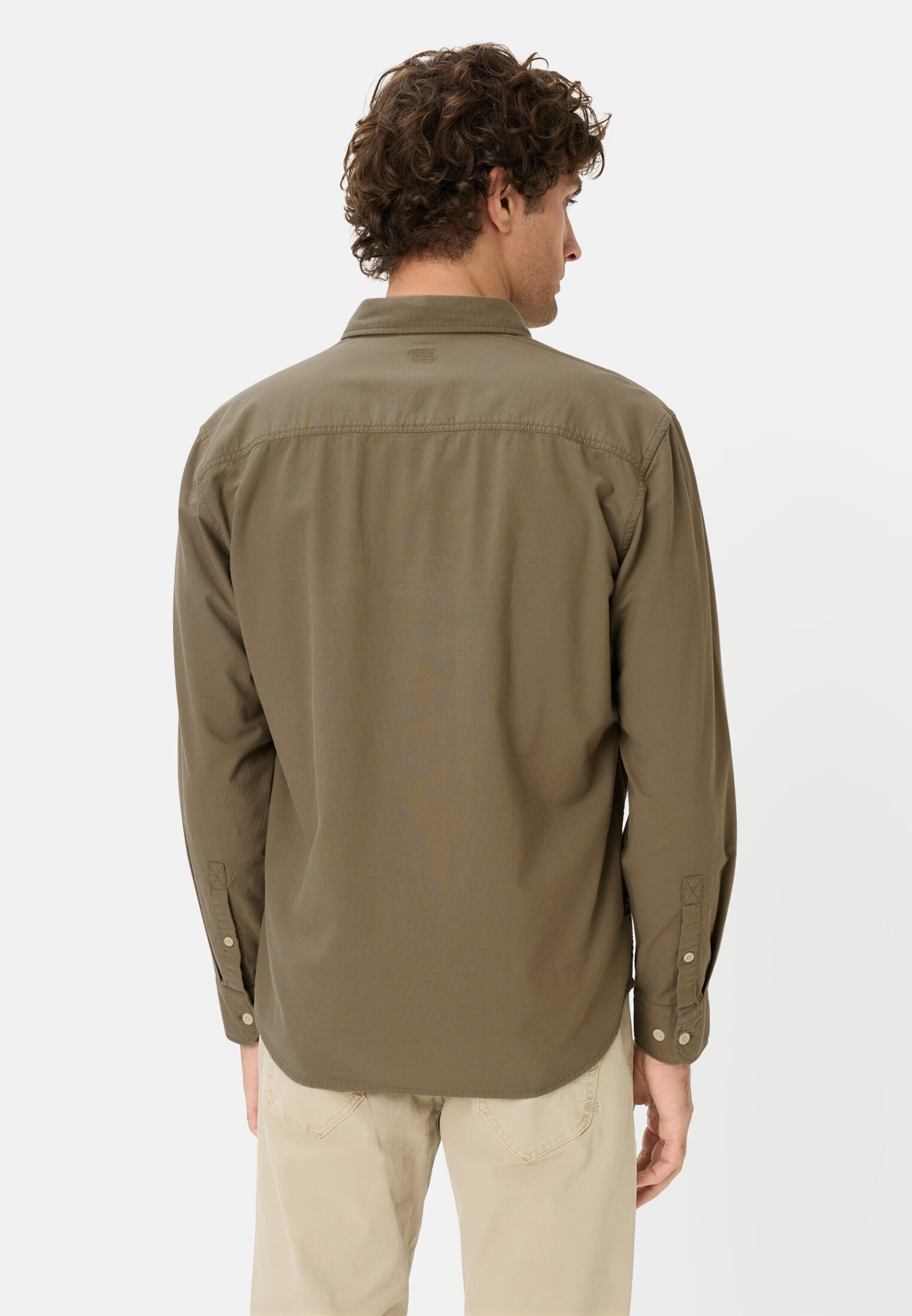 Herren Langarmhemd mit Brusttasche Olivgrün getragen hinten