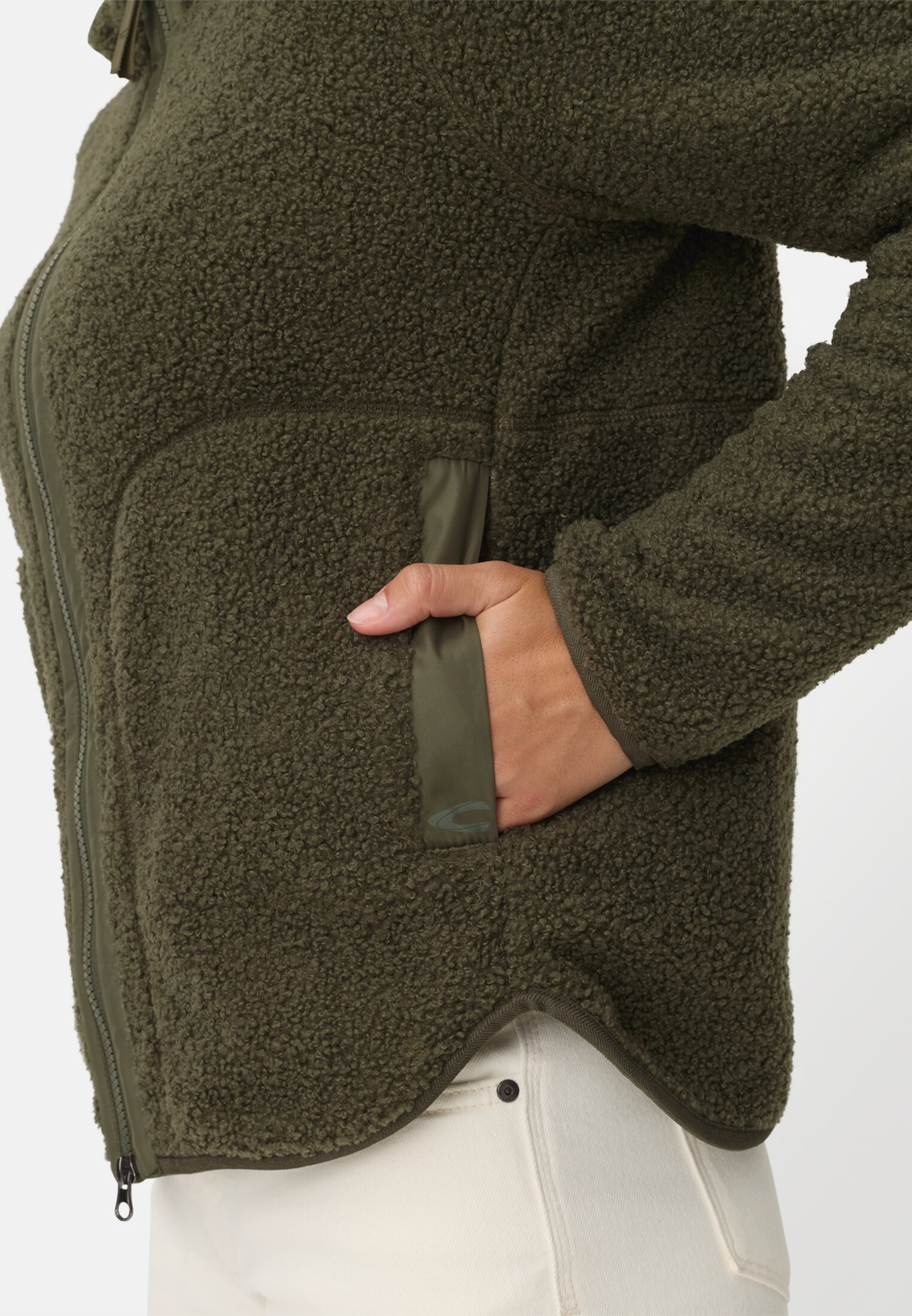 Damen Teddyjacke mit wärmenden Taschenfutter Dunkelgrün getragen detailliert nah