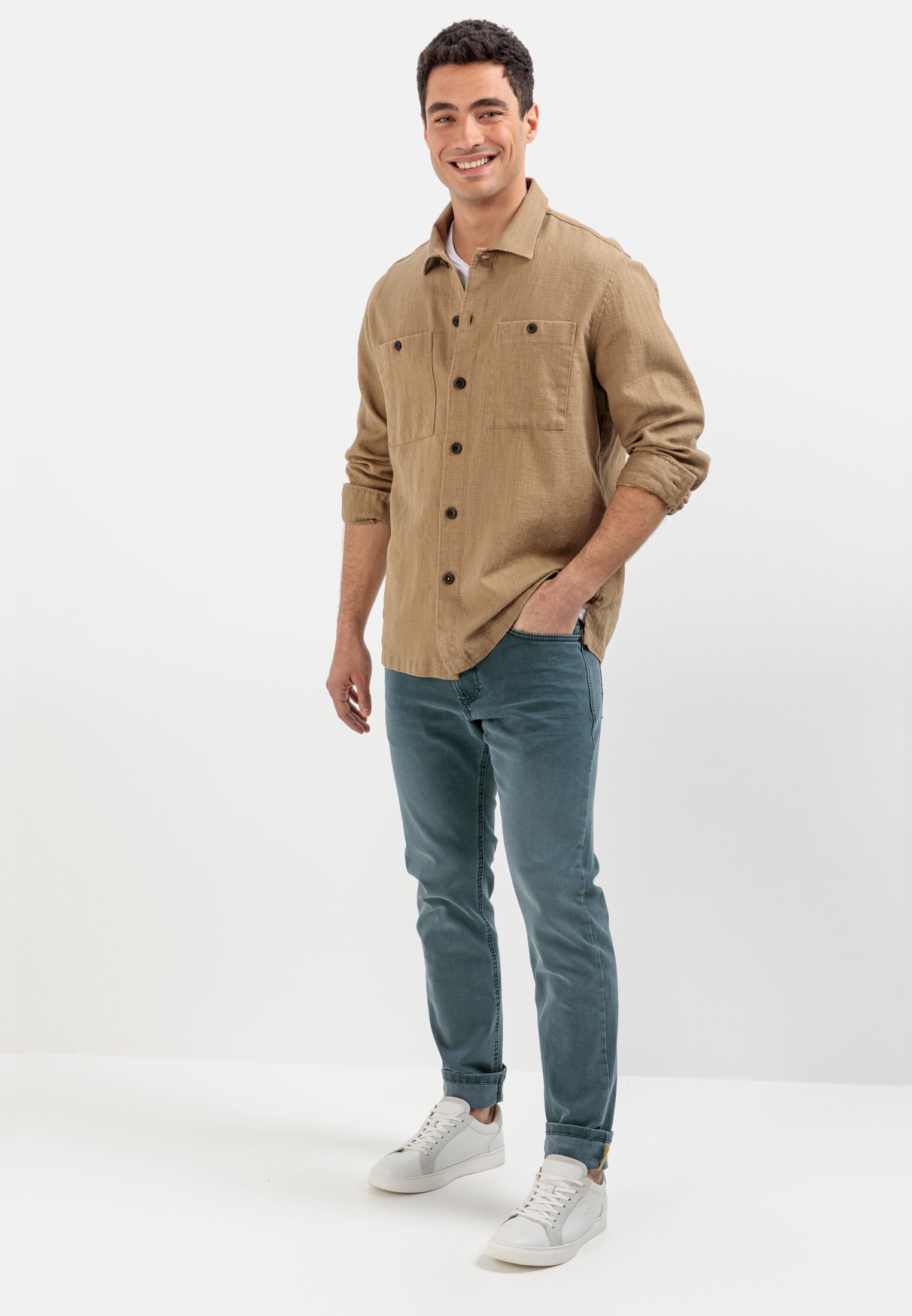 Herren Overshirt aus einem Leinen-Baumwollmix Braun getragen vorne Ganzkörper
