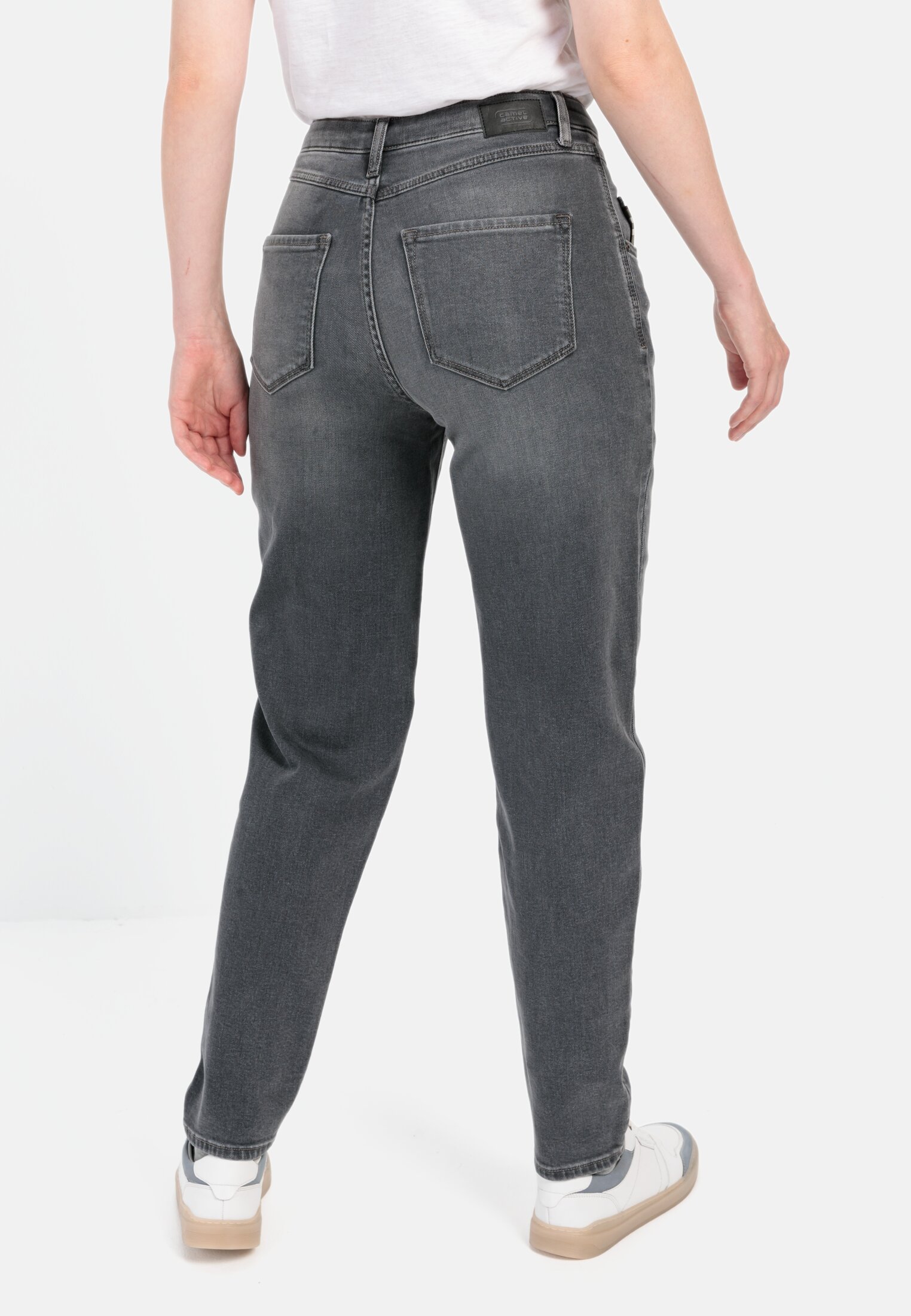 Vrouwen Mom Fit 5-Pocket Jeans Donker Grijs gedragen achter