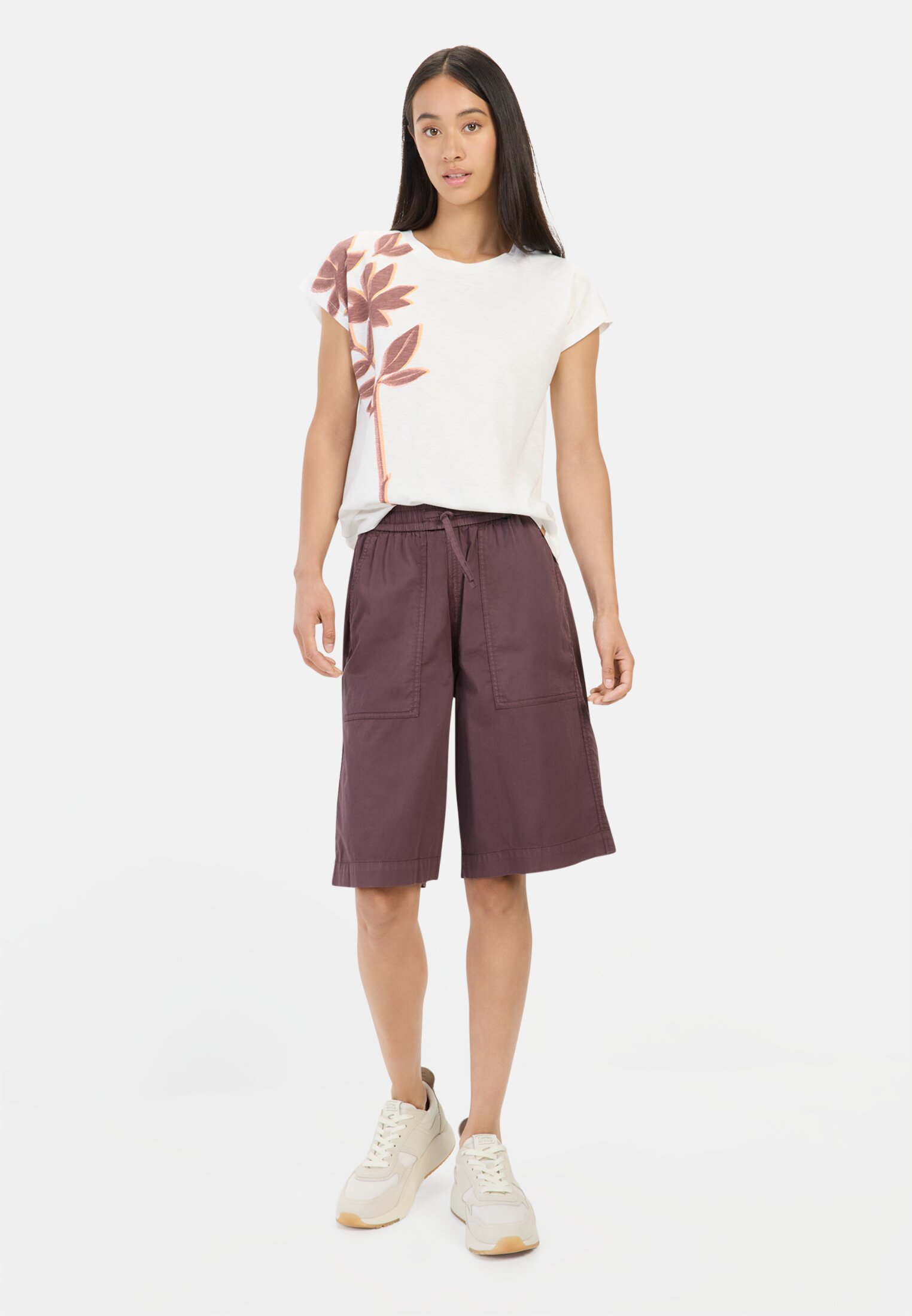 Women T-shirt with floral print made of cotton White worn front full body