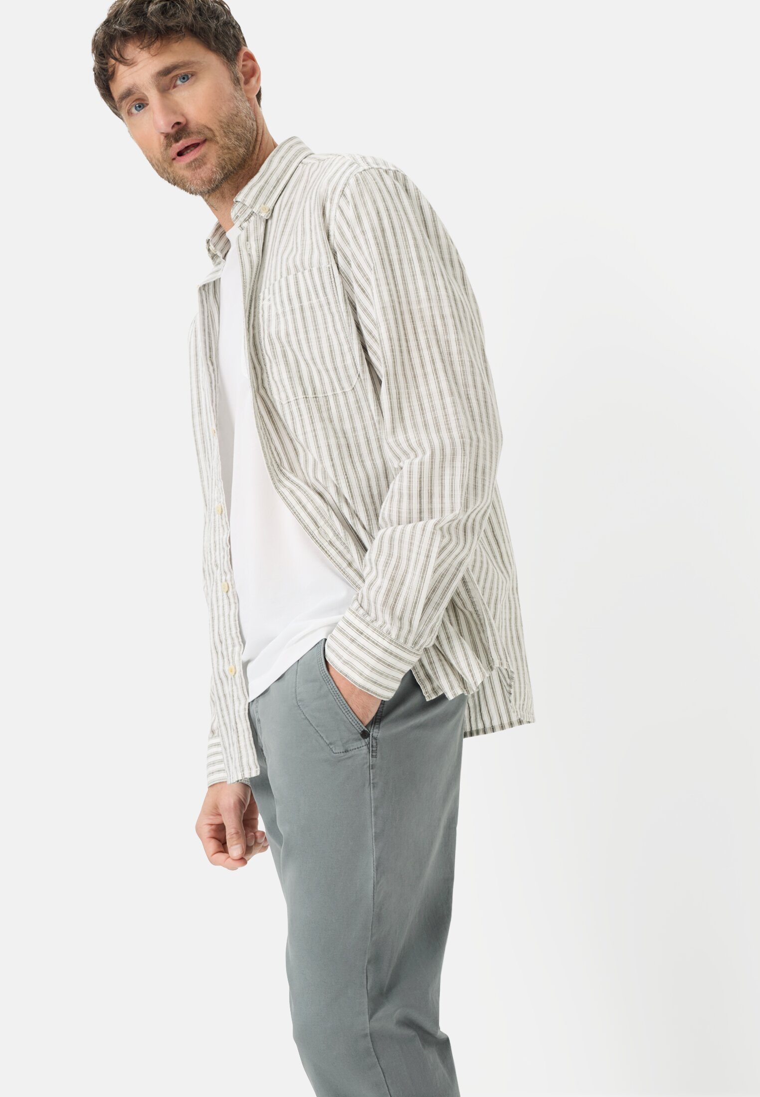 Heren Chinobroek met elastische tailleband Stormblauw gedragen emotional