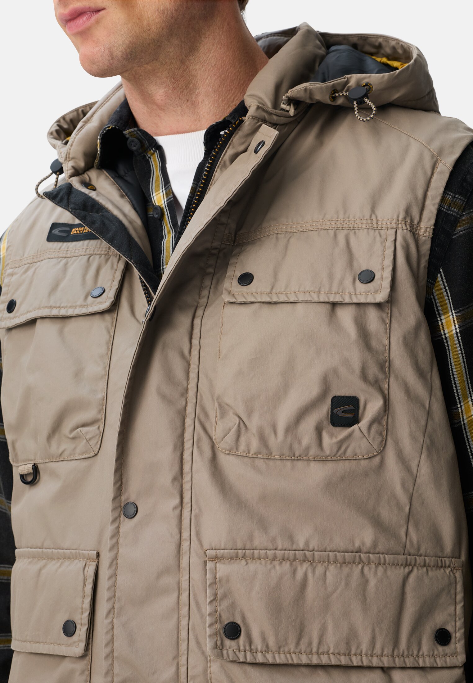 Herren Gefütterte Weste mit abnehmbarer Kapuze Beige getragen detailliert nah