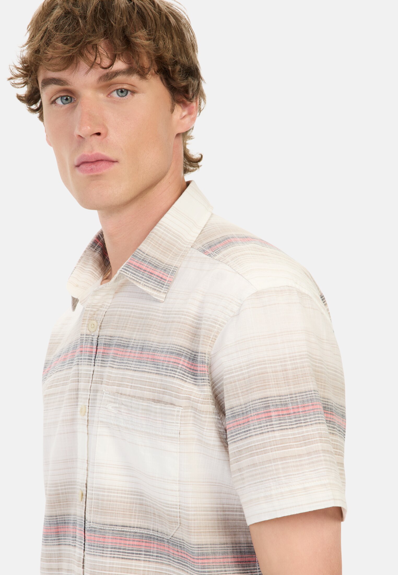 camelactive_Langarmshirt_Sunfaded_Red_409266-5S66-50_M5 Herren Kurzarmhemd aus Baumwolle mit Karomuster Rot getragen detailliert nah