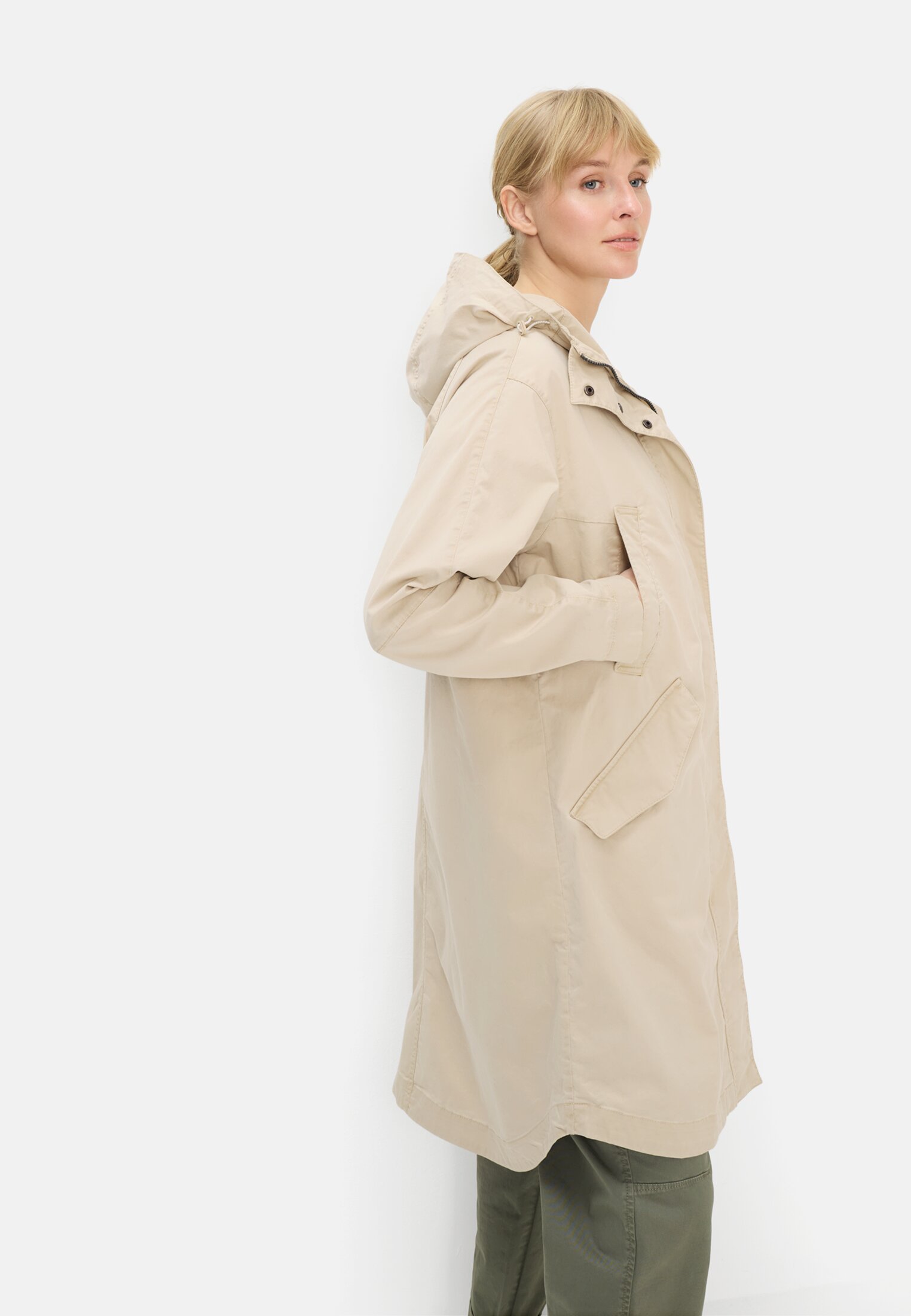 Vrouwen Mantel met verstelbare capuchon Zand gedragen emotional