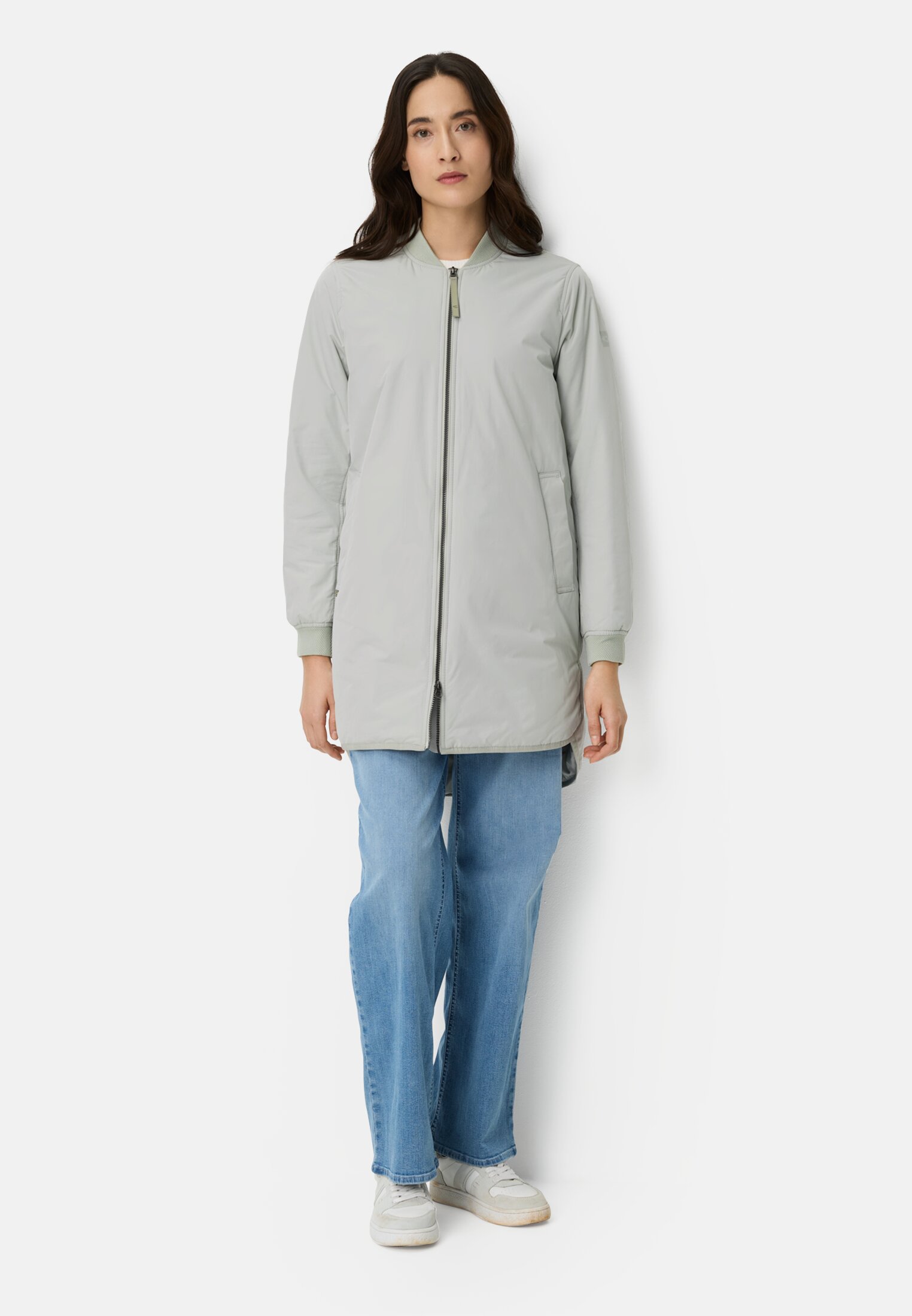 Damen Mantel mit 2-Wege-Reißverschluss Salbei getragen vorne Ganzkörper