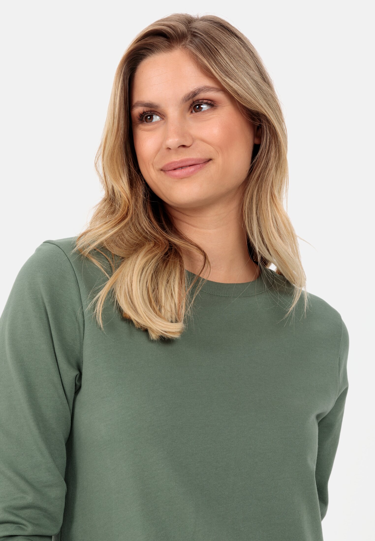 Damen Sweatkleid aus Organic Cotton Khaki getragen emotional