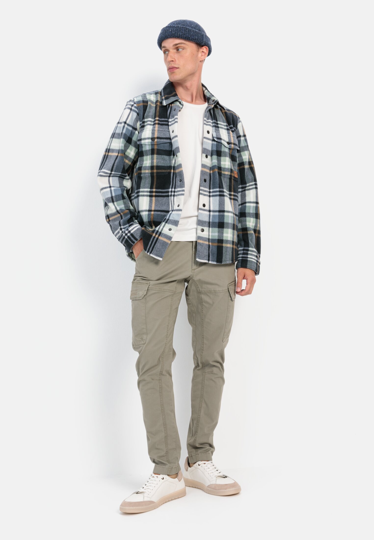 Heren Tapered fit cargobroek Khaki gedragen voor lichaam compleet 