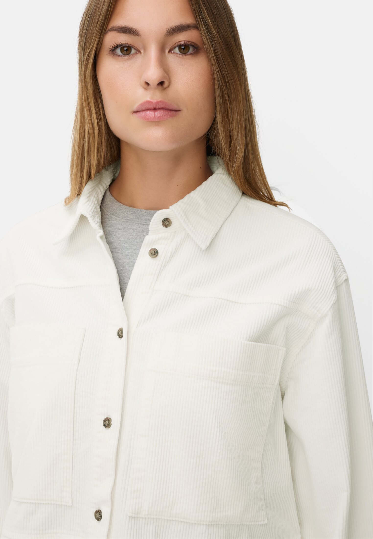 Damen Oversize-Bluse mit Hemdkragen Milchweiß getragen detailliert nah