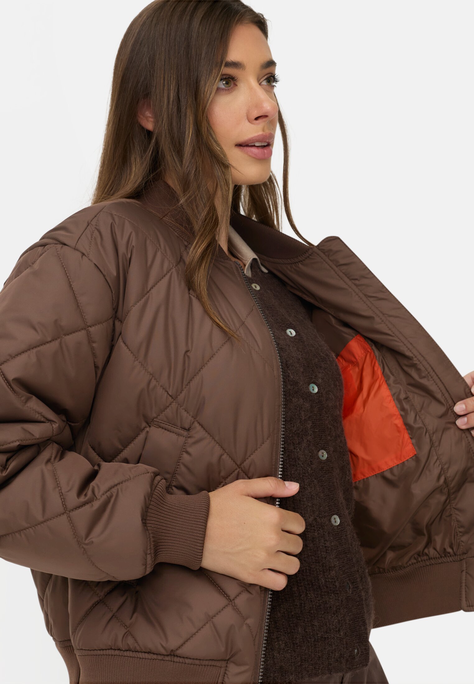 Damen Oversize Bomberjacke mit bedrucktem Futter Braun getragen emotional
