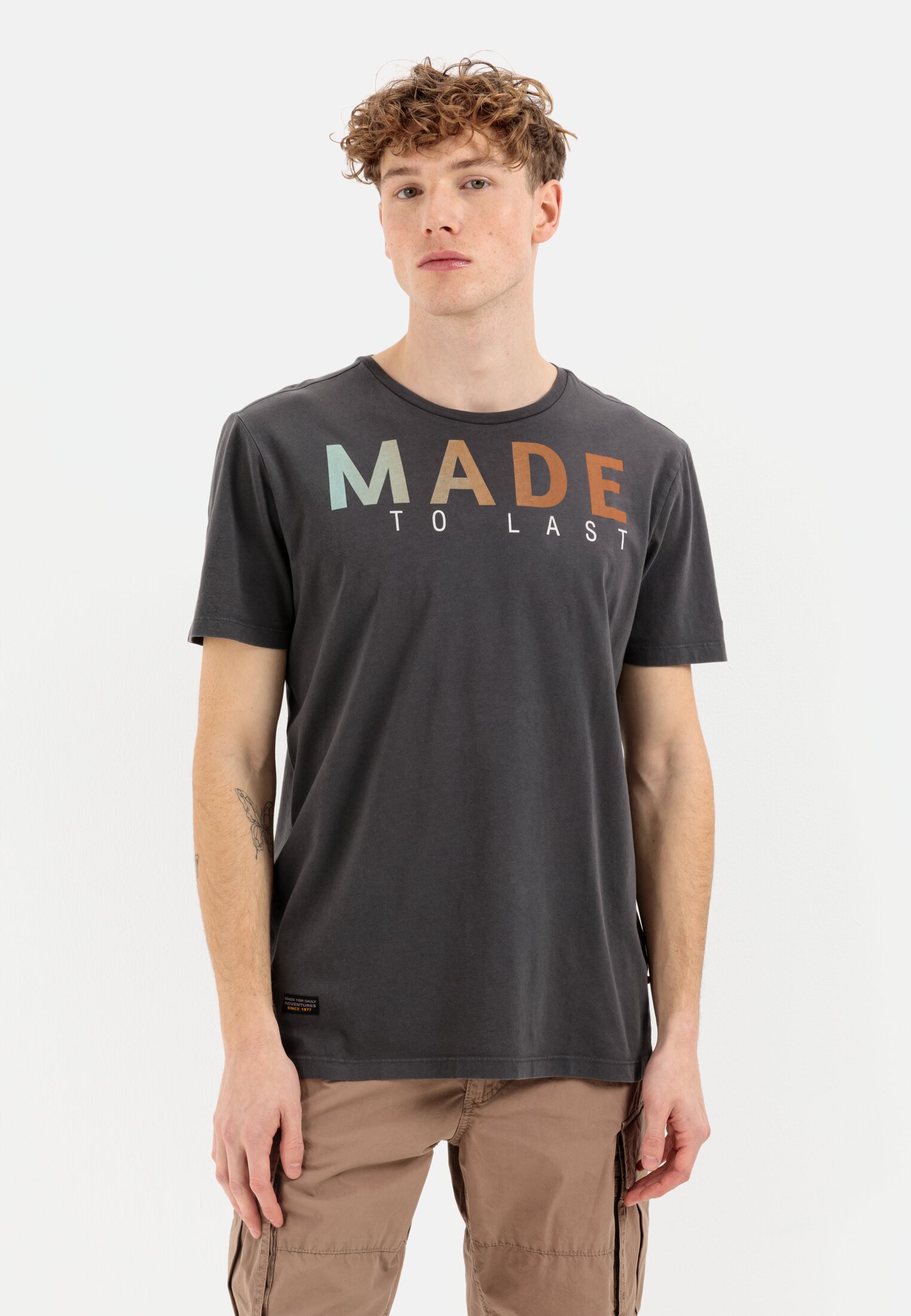 MI_409745-1T17-09_M0-00 Men Organic Cotton short sleeve T-Shirt Dark grey worn front