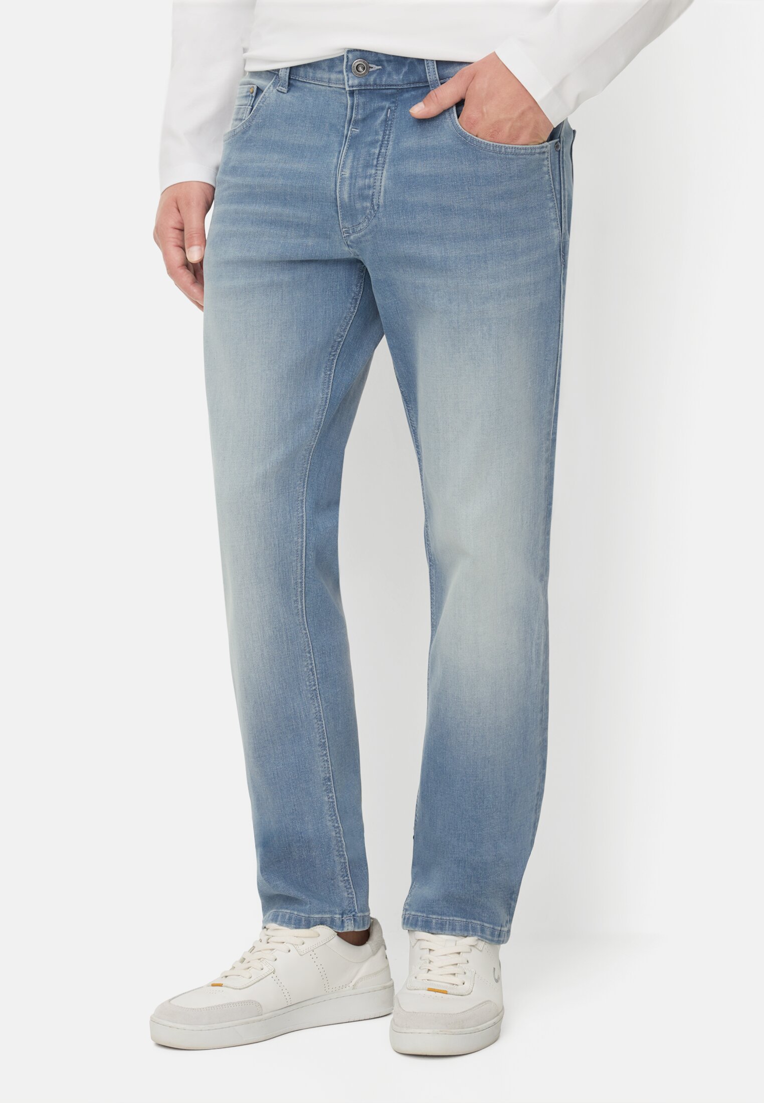 Heren fleXXXactive© Regular fit jeans in 5-pocketdesign gedragen voor