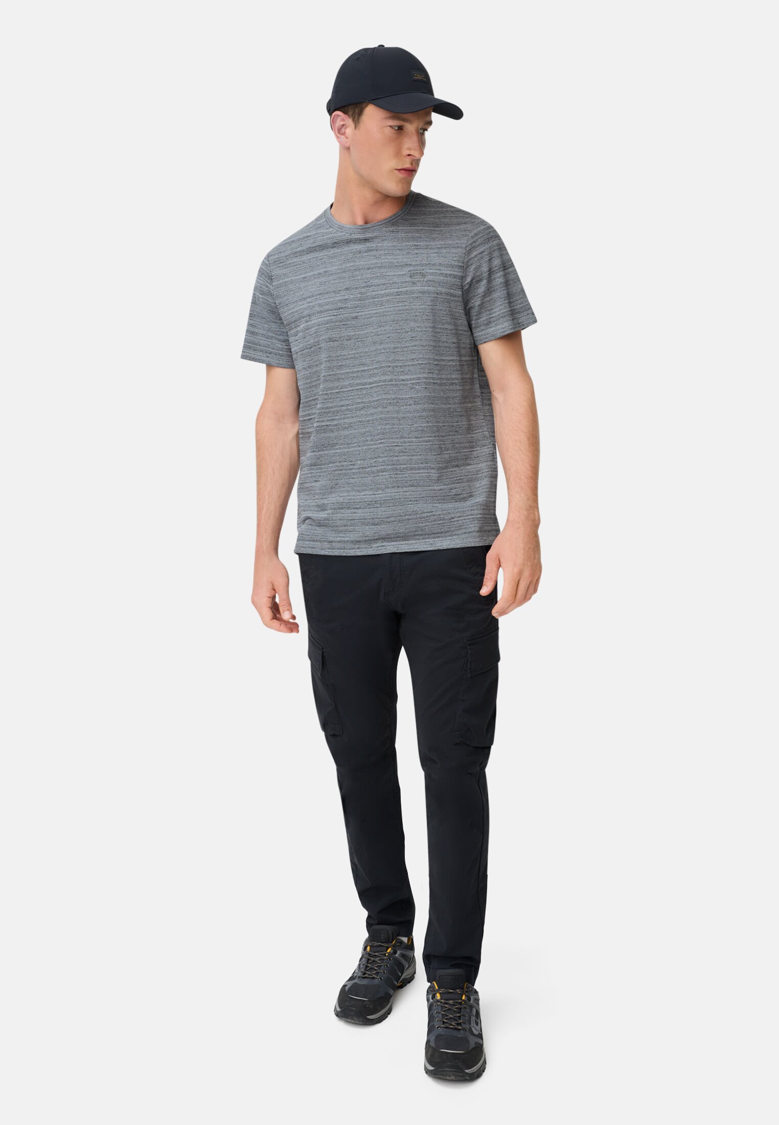 Herren T-Shirt mit Cooling Performance Steinblau getragen vorne Ganzkörper