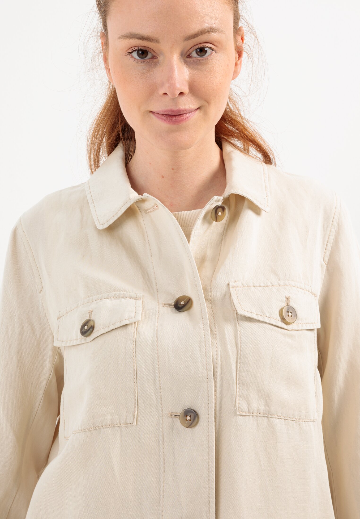 Vrouwen Overshirt  in een zomerse linnenmix Wolwit gedragen detail dichtbij
