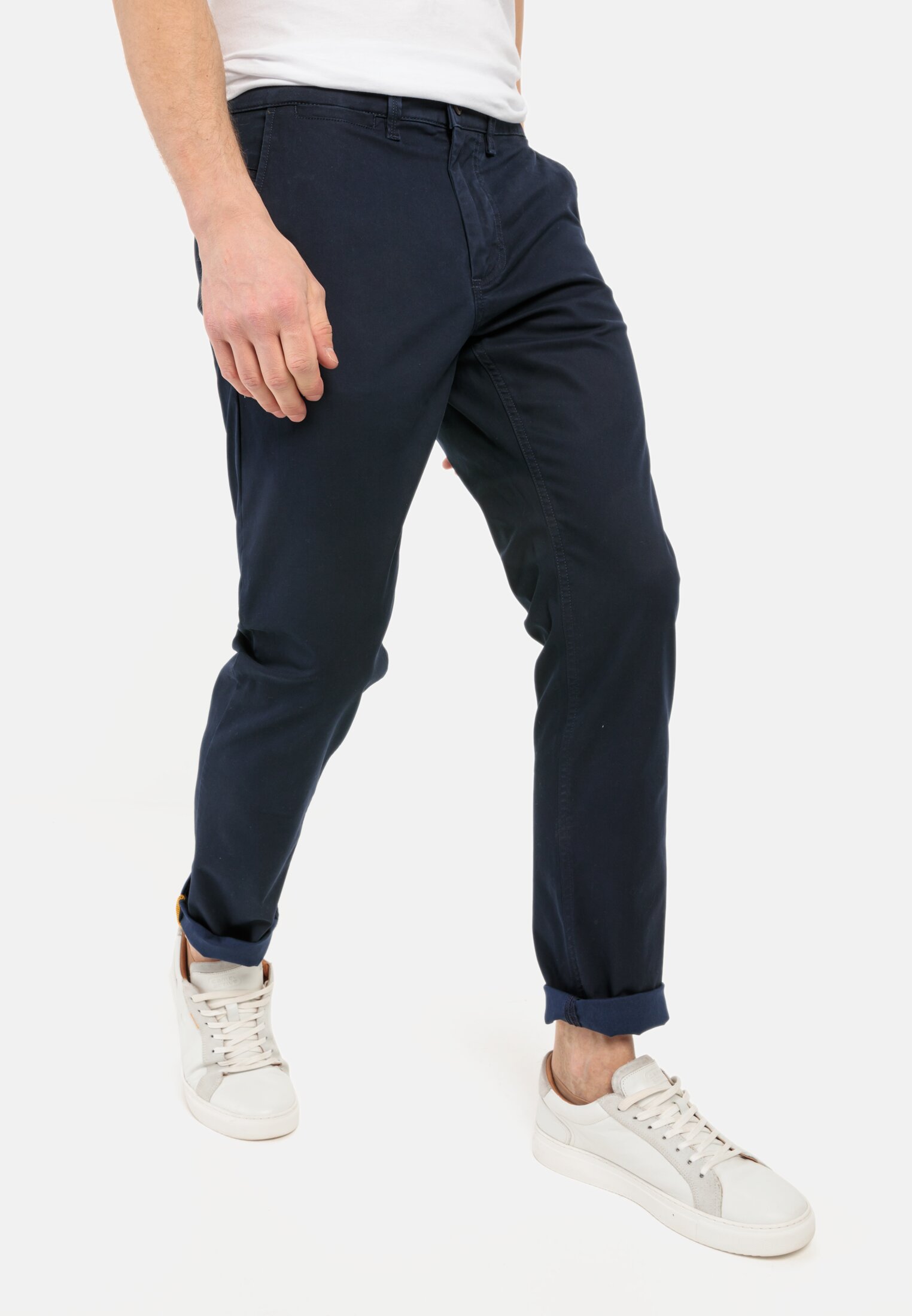Herren Slim Fit Chino Dunkelblau getragen emotional