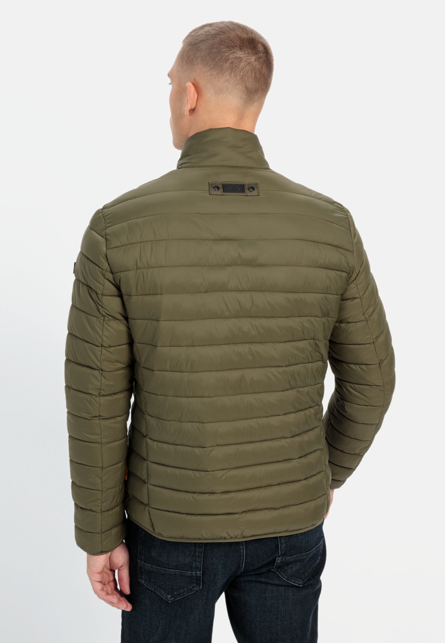 Herren Downfree Steppjacke aus recyceltem Polyester Oliv getragen hinten