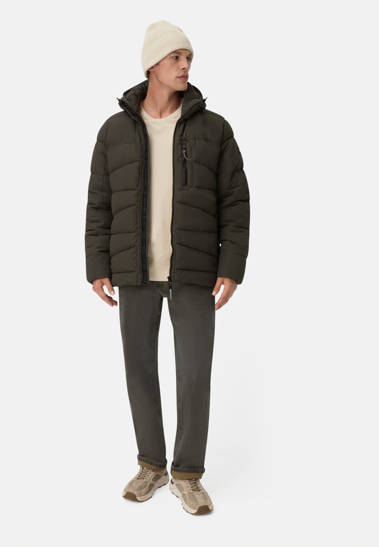 Herren Winterjacke mit abnehmbarer Kapuze Dunkelbraun getragen vorne Ganzkörper