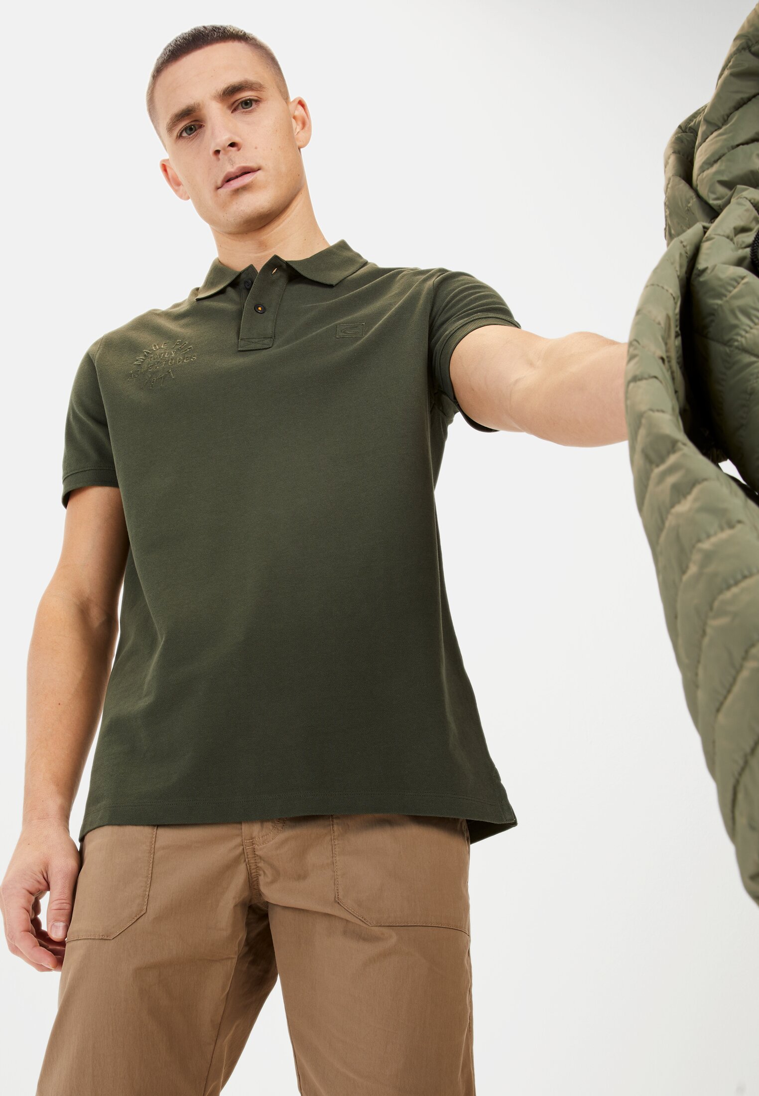 MI_0992F-5P93-91_M4-01 Herren Kurzarm Poloshirt aus Baumwolle Dunkelgrün getragen emotional