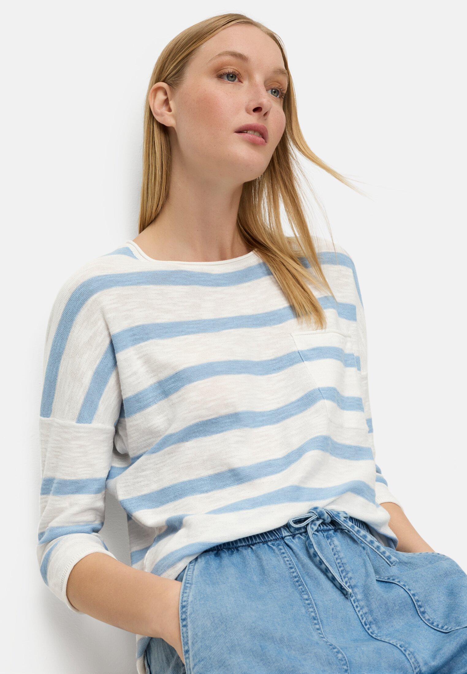 Damen Leichter Strickpullover mit Brusttasche Hellblau getragen emotional