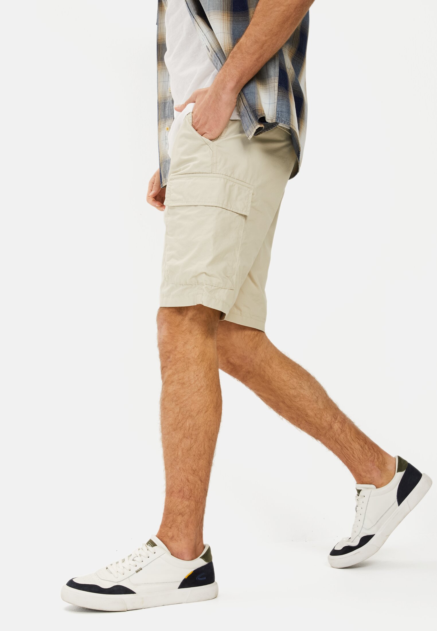MI_96R57-5F50-16_M4-00 Herren Cargo Shorts Regular Fit Beige getragen emotional