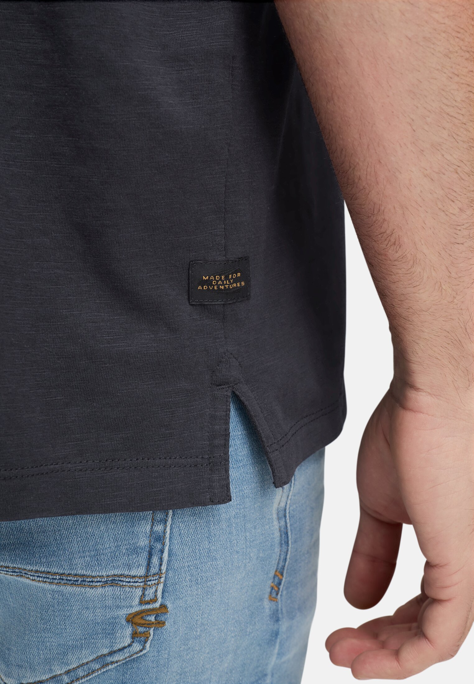 Herren Poloshirt aus reiner Baumwolle Dunkelblau getragen detailliert nah