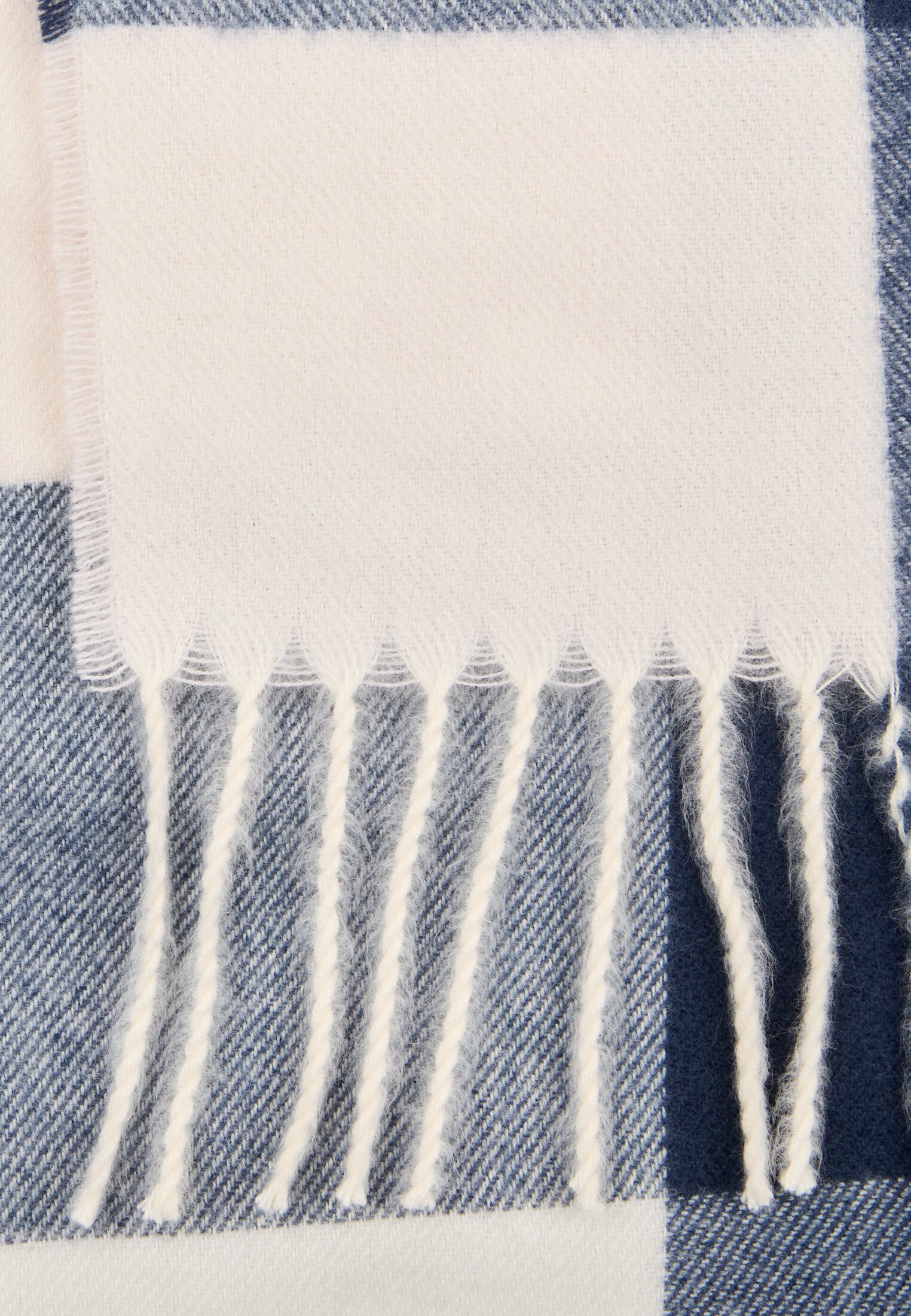 Damen Schal aus recyceltem Polyester Oliv vorne nah