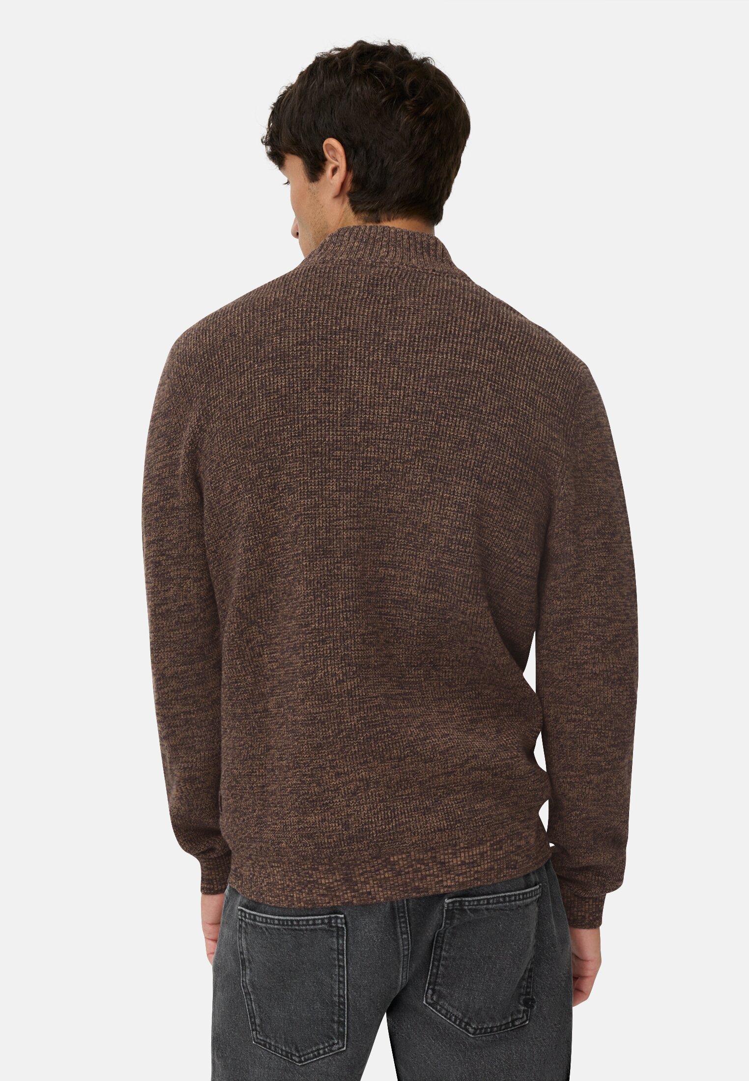 Herren Strickjacke aus einem soften Baumwollmix Dunkelbraun getragen hinten