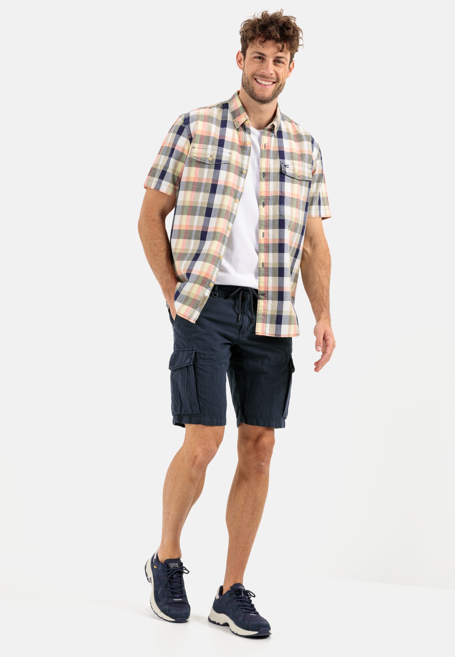 Men Lightweight cargo shorts in a cotton-linen mix Blue worn emotional