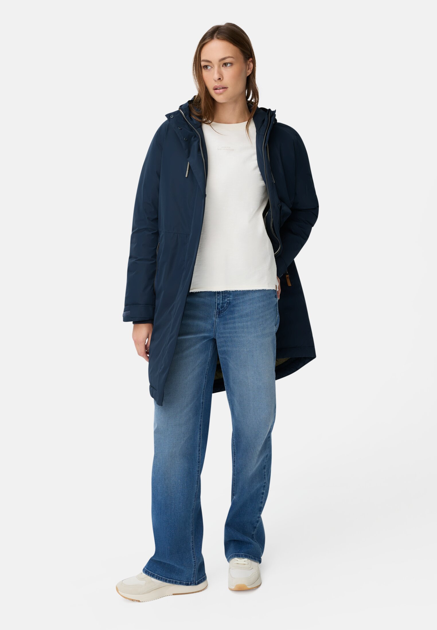 Damen teXXXactive® Funktionsmantel aus recyceltem Polyester Nachtblau getragen vorne Ganzkörper