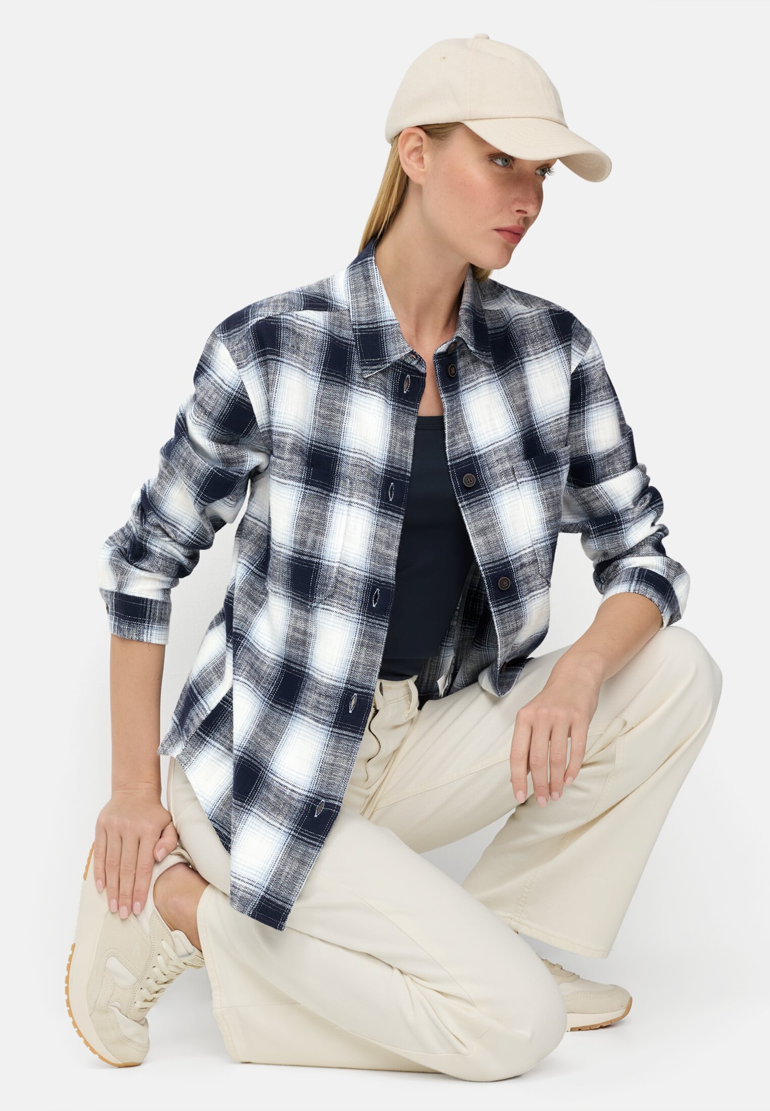 Women Check blouse with breast pocket Dark Blue worn emotional