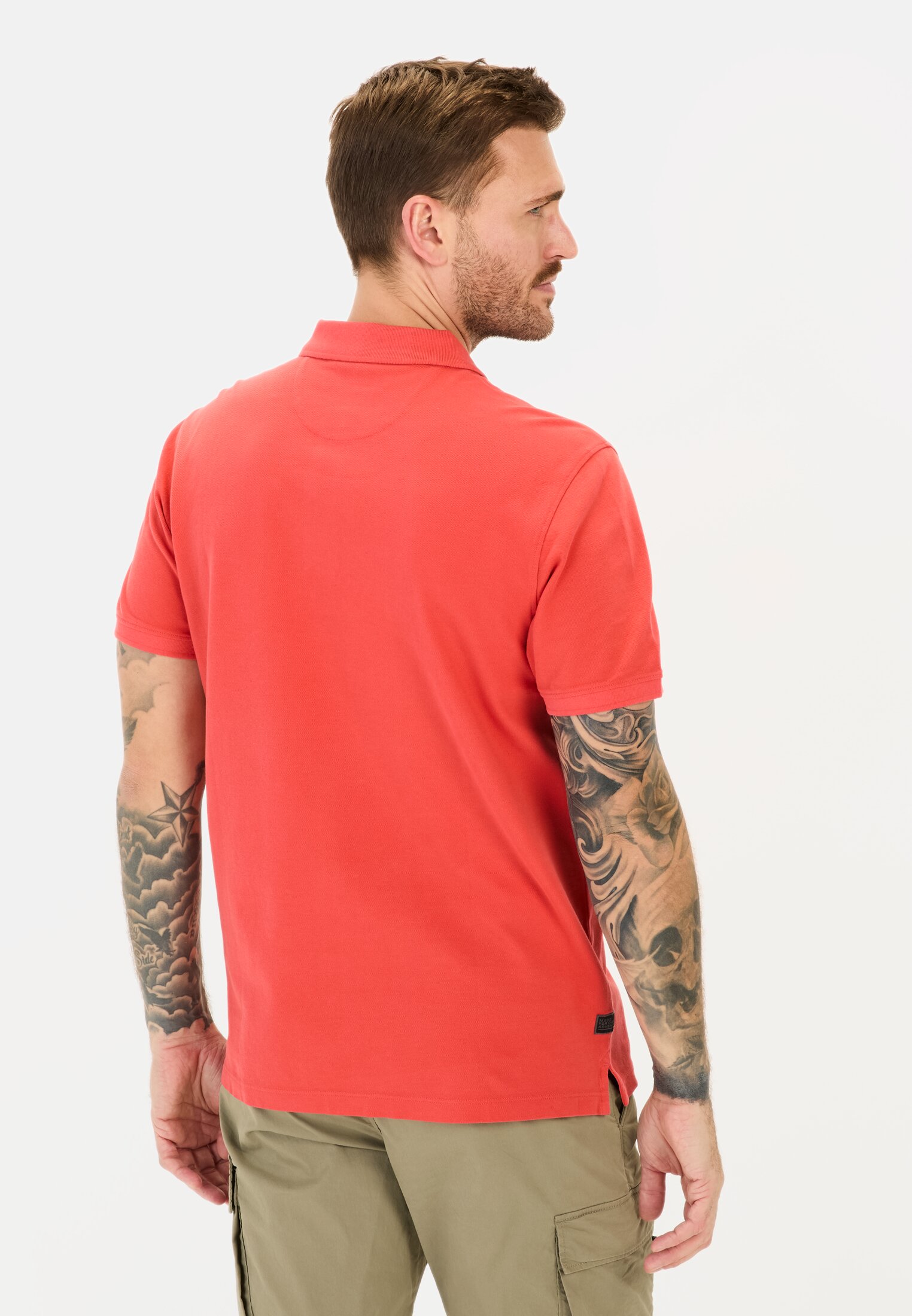 MI_09920-5P00-50_M2-00 Herren Kurzarm Poloshirt aus Baumwolle Rot getragen hinten
